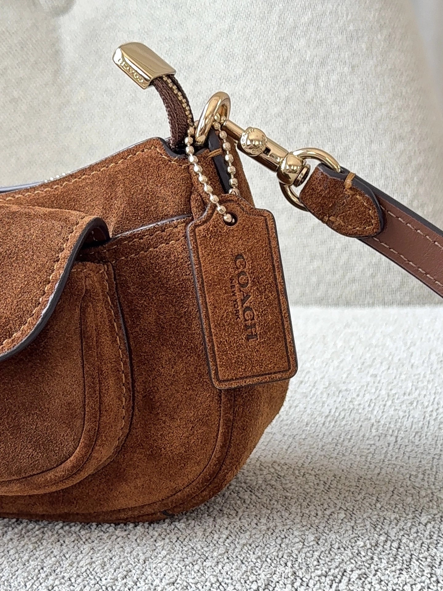 detail-samping-Coach-Ashton-Mini-Shoulder-Bag-Warm-Brown-balilene