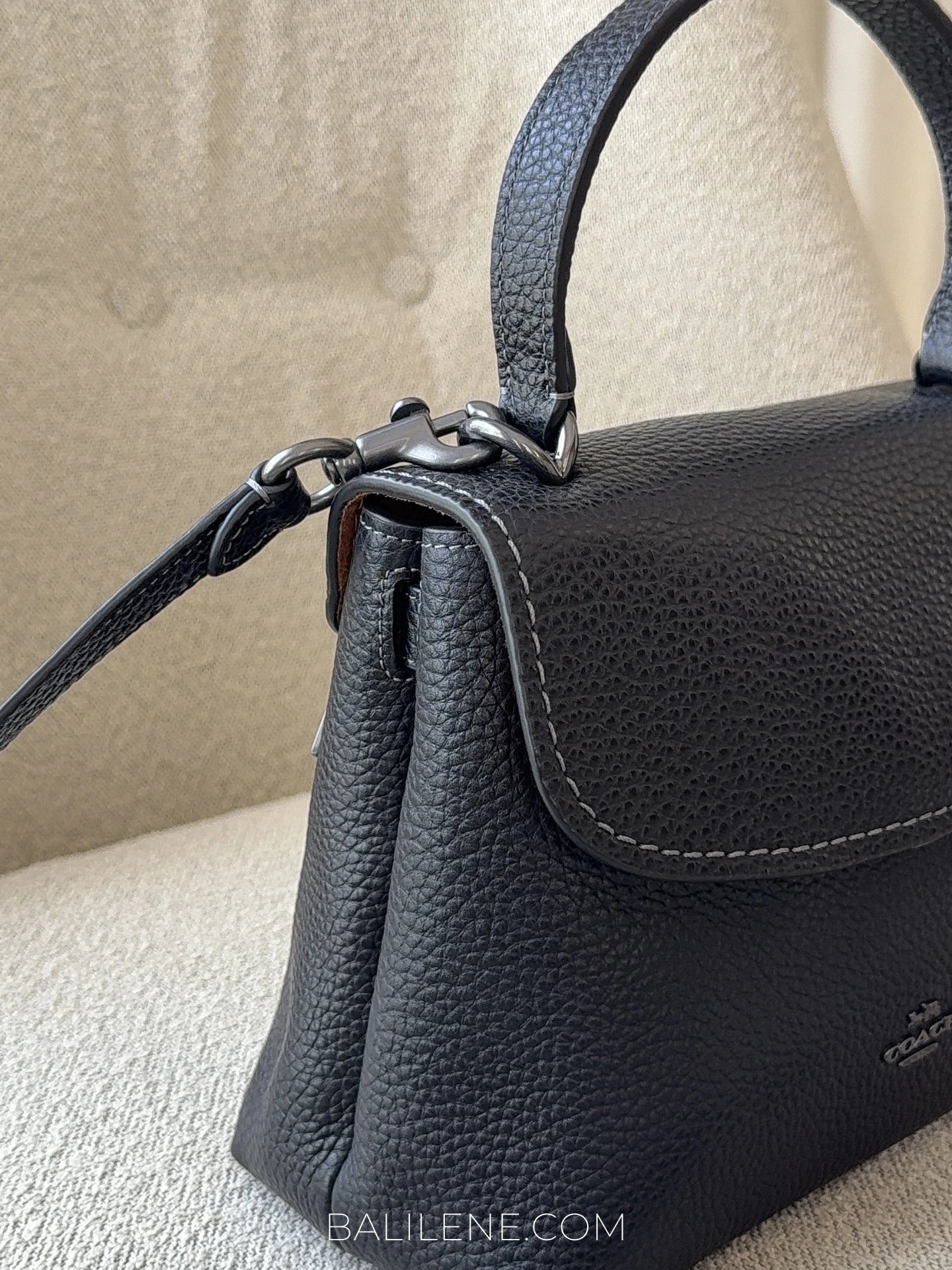 detail-samping-Coach-Black-Emory-Top-Handle-Bag-Black-balilene