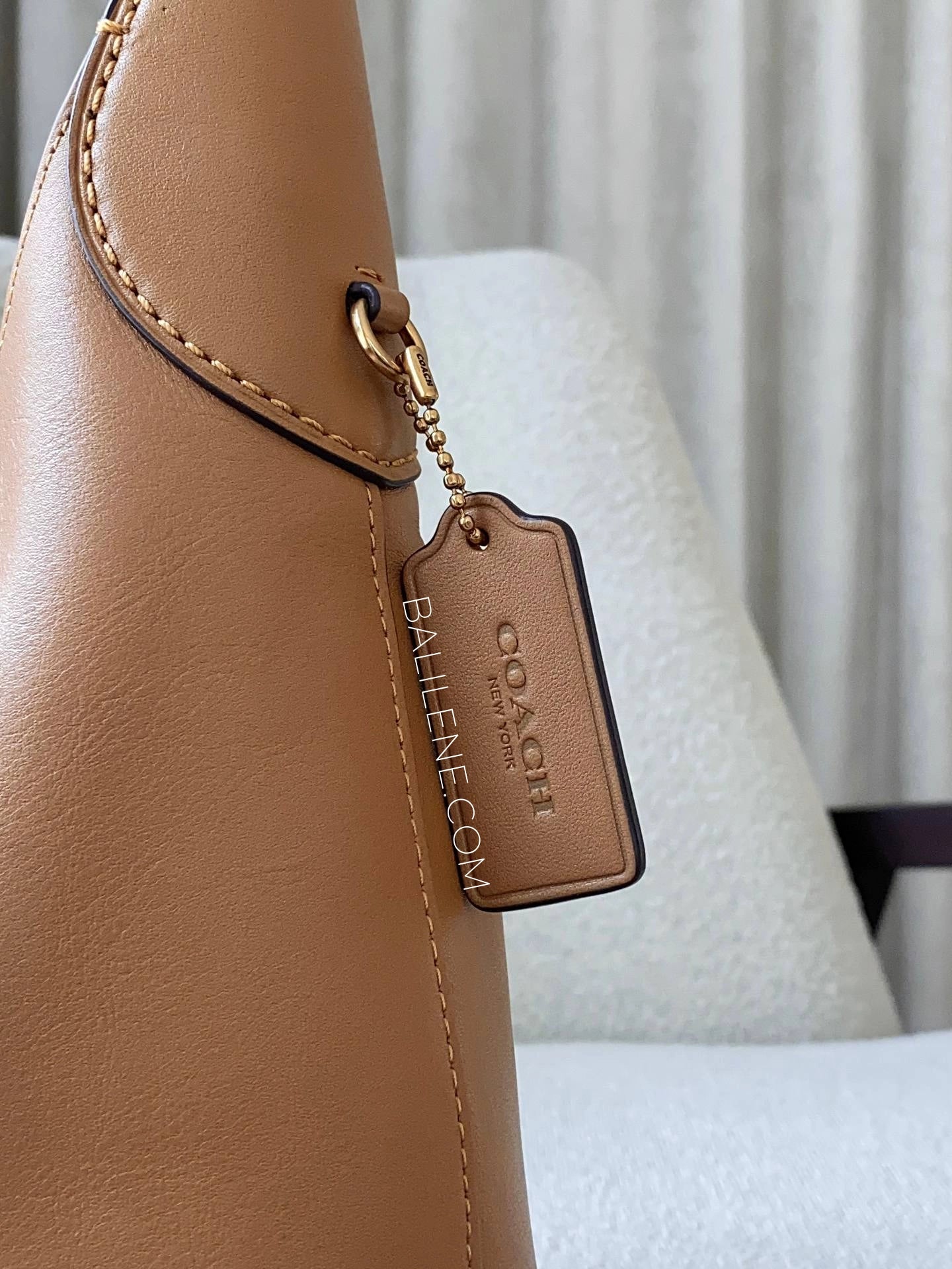 detail-samping-Coach-Brooklyn-Shoulder-Bag-28-Honey-Brown-balilene