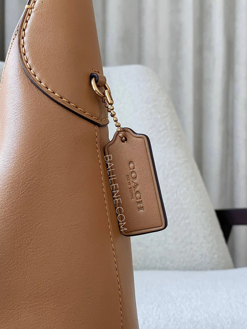 detail-samping-Coach-Brooklyn-Shoulder-Bag-28-Honey-Brown-balilene