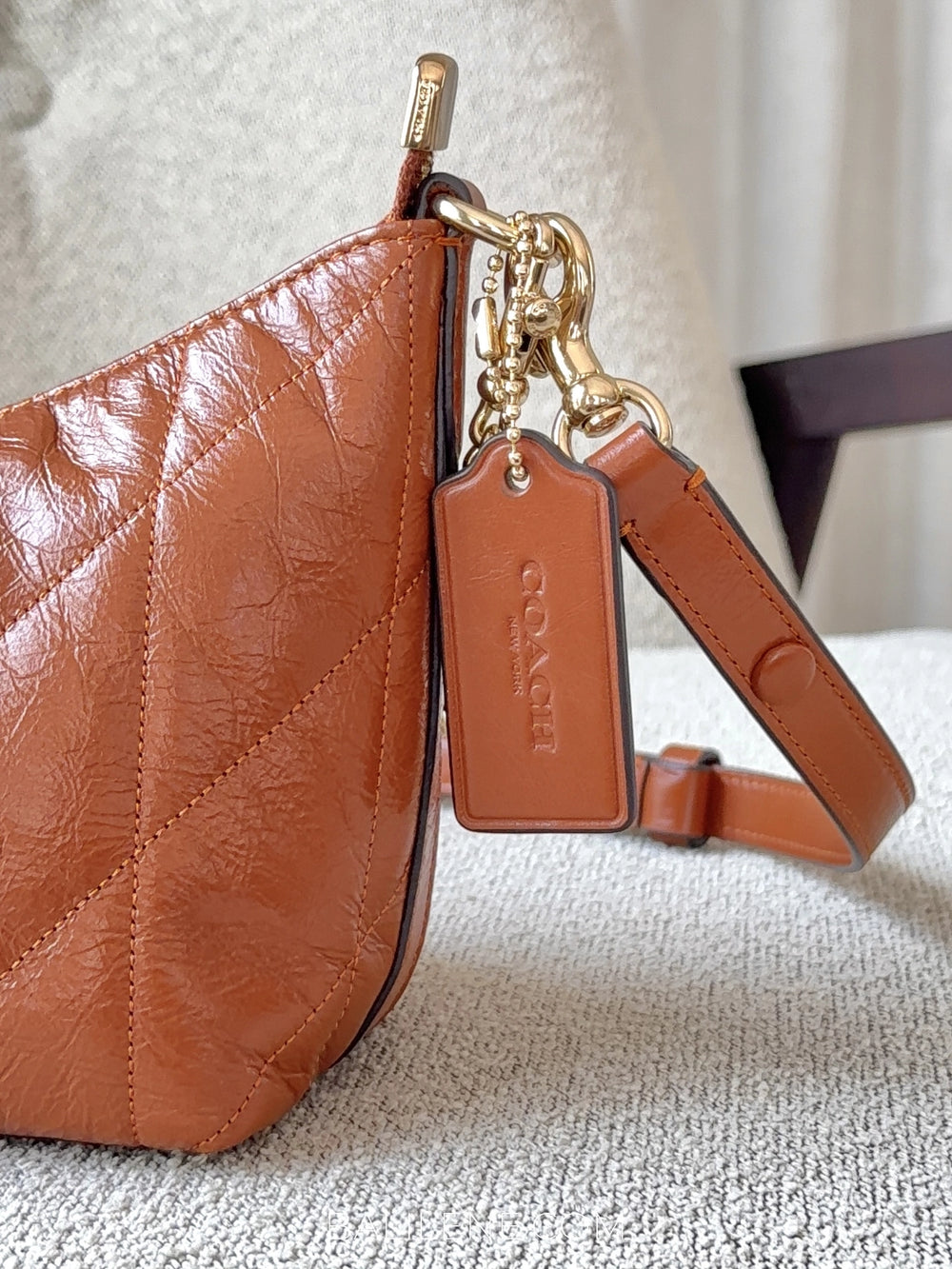 detail-samping-Coach-Caitlin-Shoulder-Bag-With-Quilting-And-Charm-Cinnamon-balilene