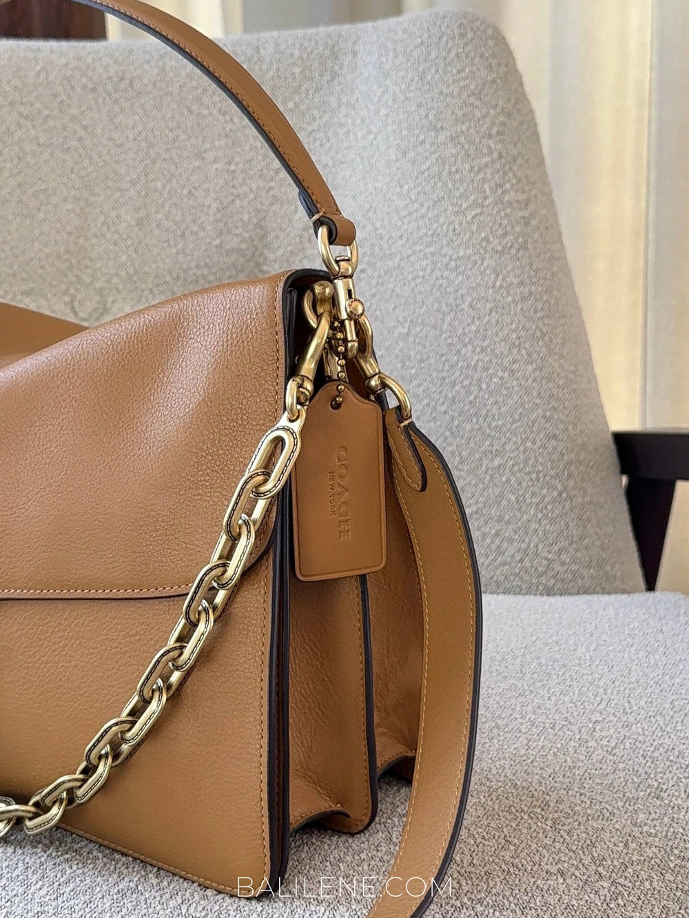 detail-samping-Coach-Chain-Tabby-Shoulder-Bag-35-Honey-Brown-balilene