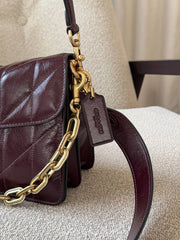 detail-samping-Coach-Chain-Tabby-Shoulder-Bag-With-Quilting-Black-Currant-balilene