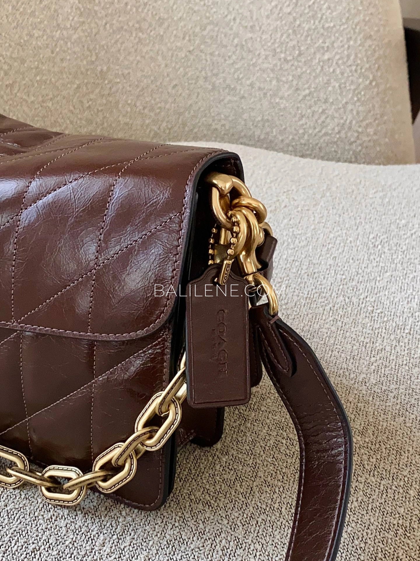 detail-samping-Coach-Chain-Tabby-Shoulder-Bag-With-Quilting-Maple-balilene