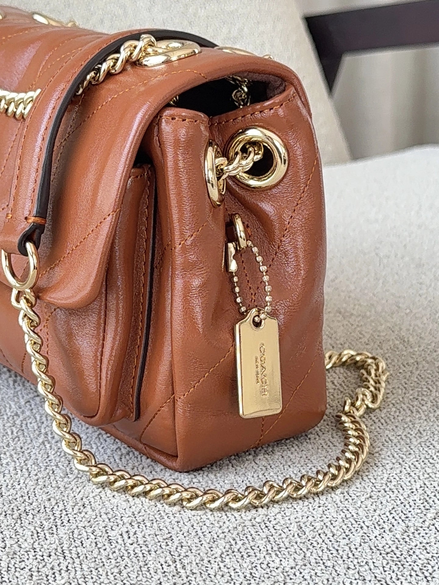 detail-samping-Coach-Elodie-Crossbody-Bag-18-With-Quilting-Cinnamon-balilene