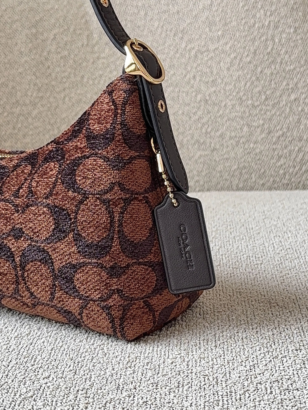 detail-samping-Coach-Emeilia-Shoulder-Bag-In-Signature-Chenille-Truffle-balilene