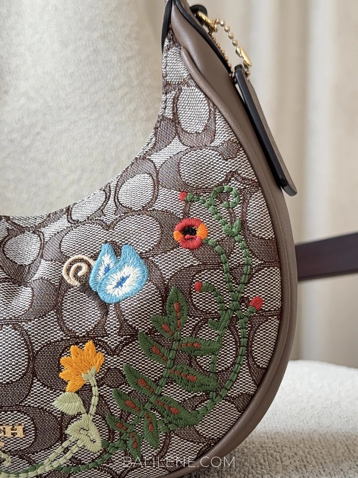 detail-samping-Coach-Emily-Shoulder-Bag-In-Signature-Jacquard-With-Floral-Embroidery-Oak-Multi-balilene