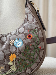 detail-samping-Coach-Emily-Shoulder-Bag-In-Signature-Jacquard-With-Floral-Embroidery-Oak-Multi-balilene