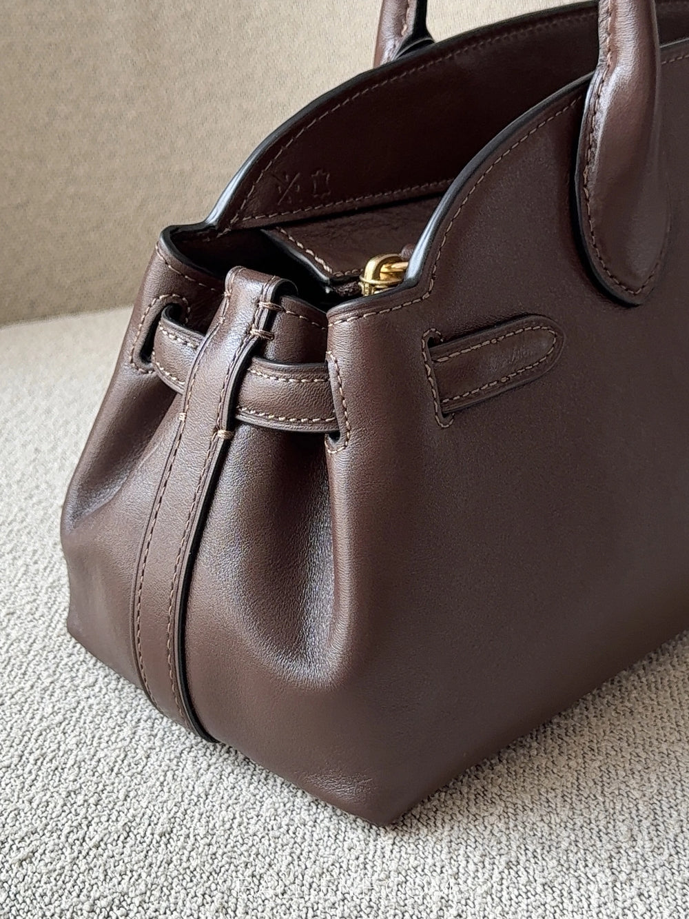 detail-samping-Coach-Empire-Carryall-Bag-34-Maple-balilene