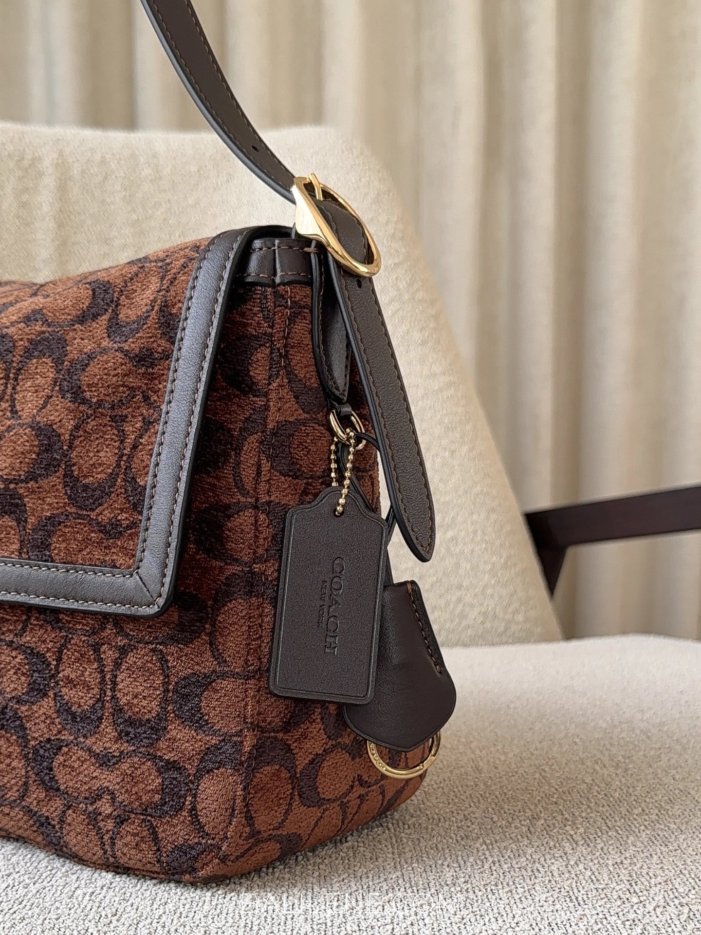 detail-samping-Coach-Etta-Flap-Bag-In-Signature-Chenille-Truffle-balilene