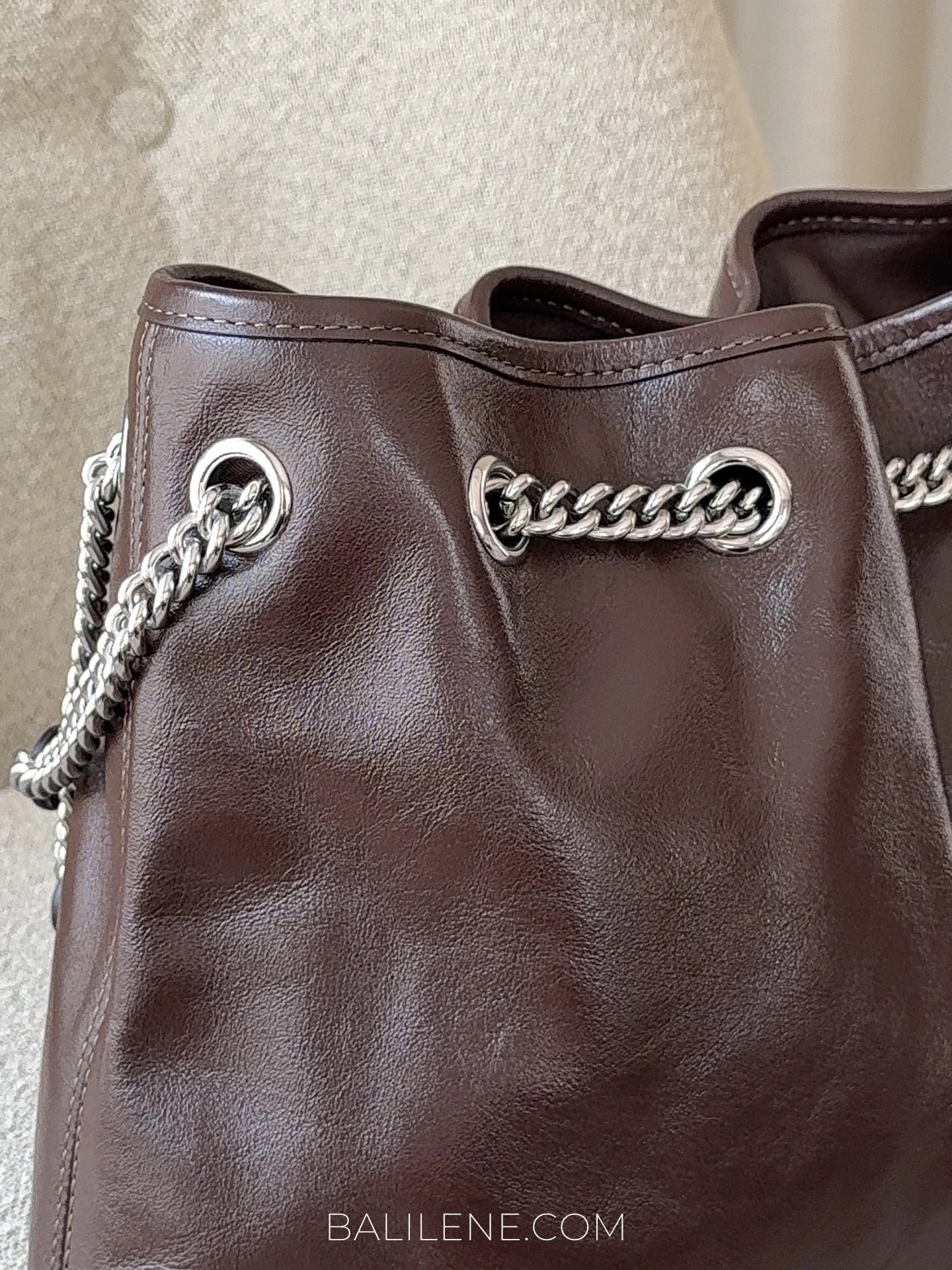 detail-samping-Coach-Evelyn-Shoulder-Bag-Maple-balilene