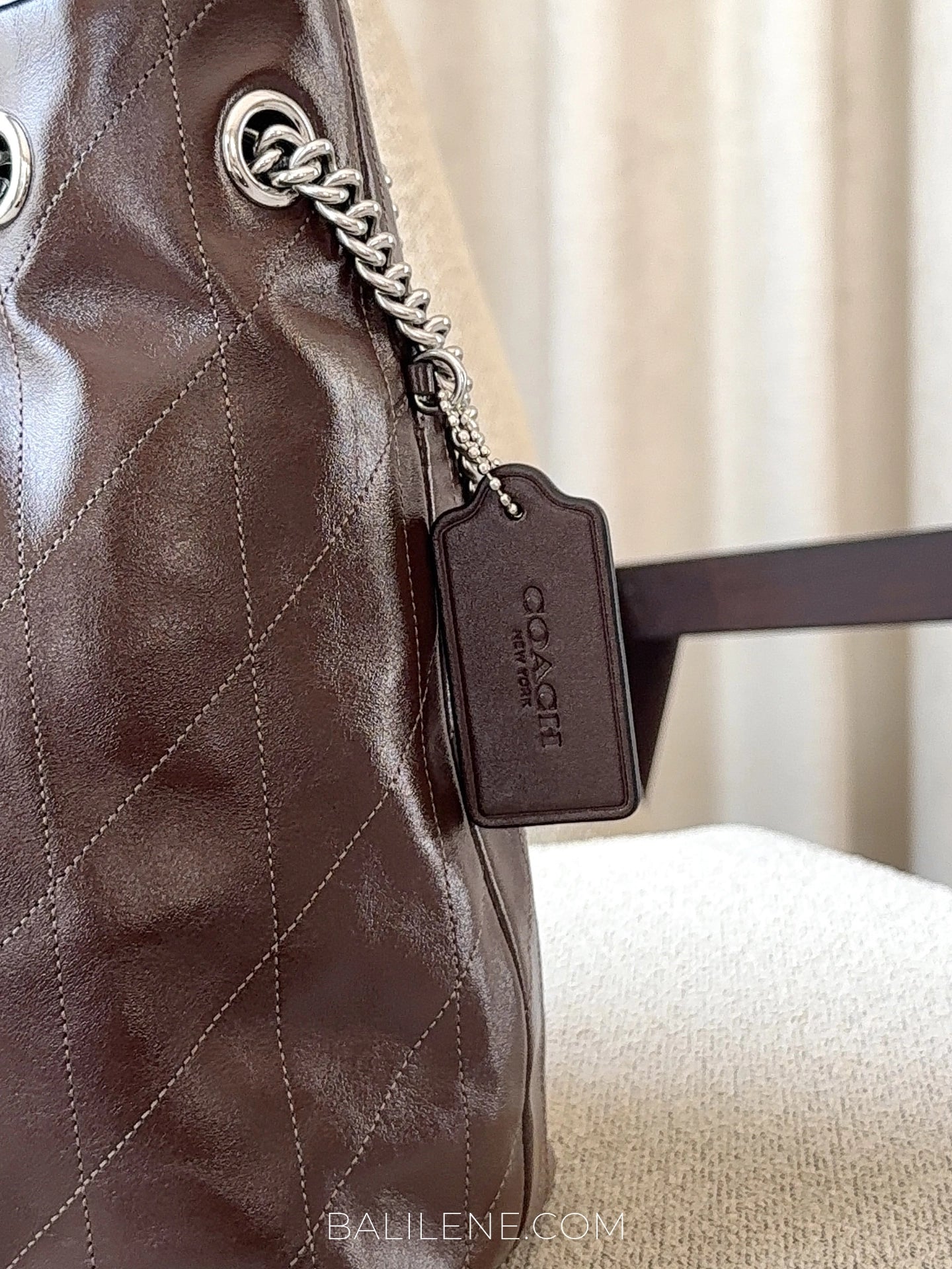 detail-samping-Coach-Evelyn-Shoulder-Bag-With-Quilting-Maple-balilene