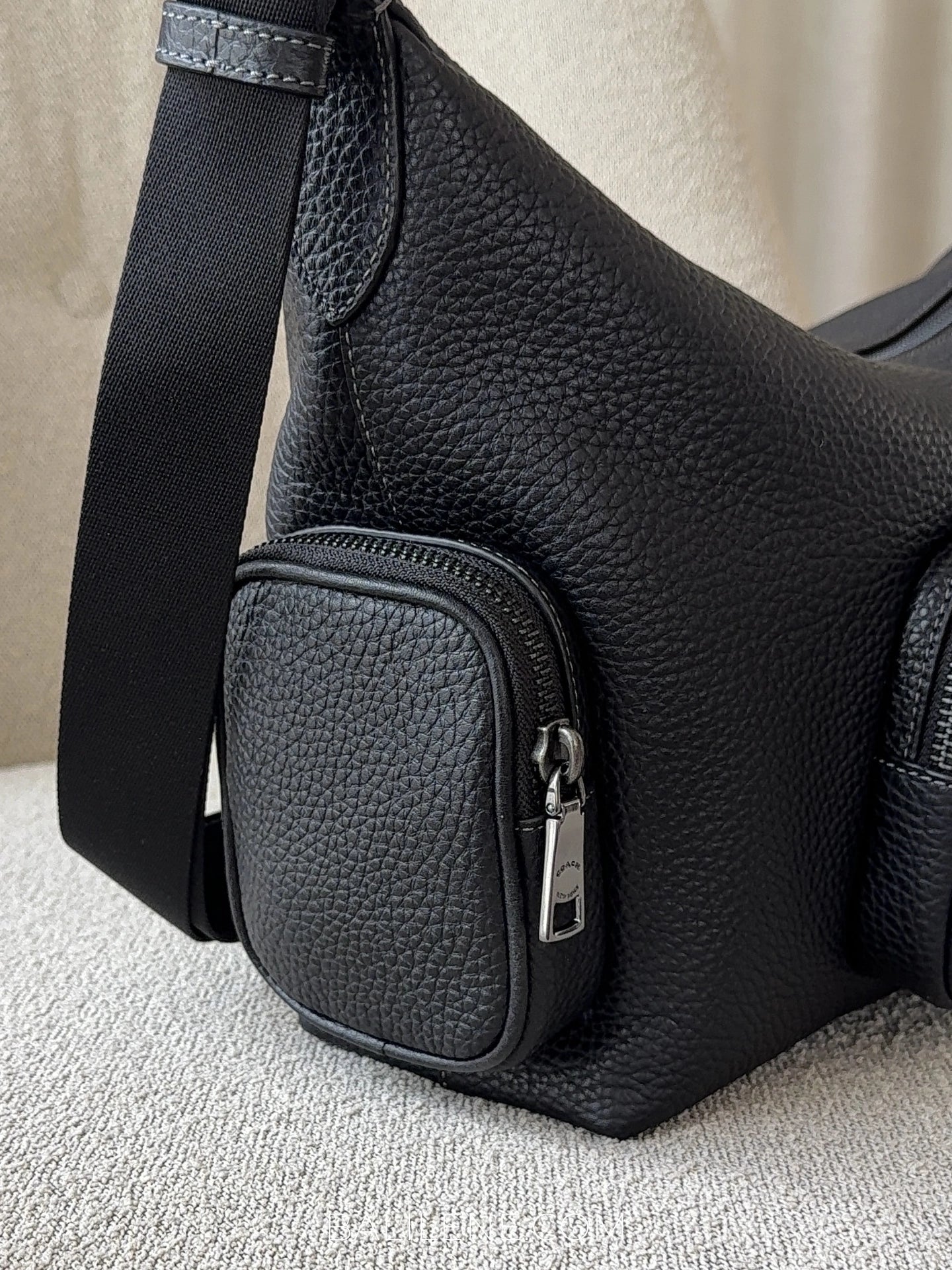 detail-samping-Coach-Finn-Crossbody-Bag-With-Pockets-Black-balilene