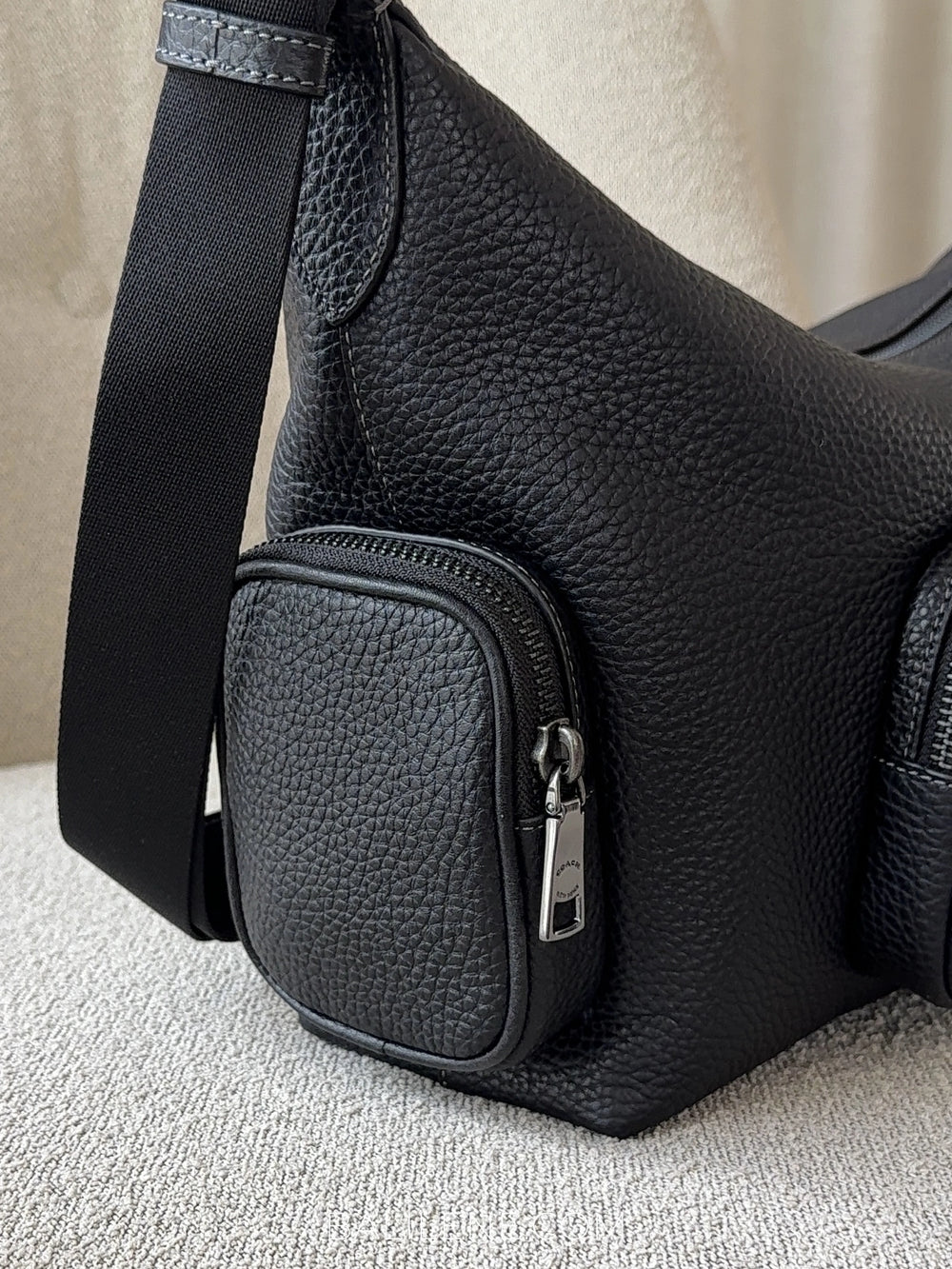detail-samping-Coach-Finn-Crossbody-Bag-With-Pockets-Black-balilene