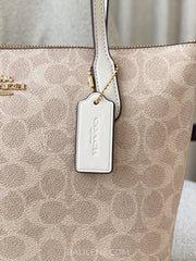 detail-samping-Coach-Fiona-Zip-Tote-Bag-In-Signature-Canvas-Sand-Chalk-balilene