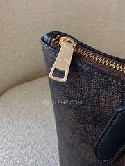 detail-samping-Coach-Fiona-Zip-Tote-Bag-In-Signature-Canvas-Walnut-Black-balilene
