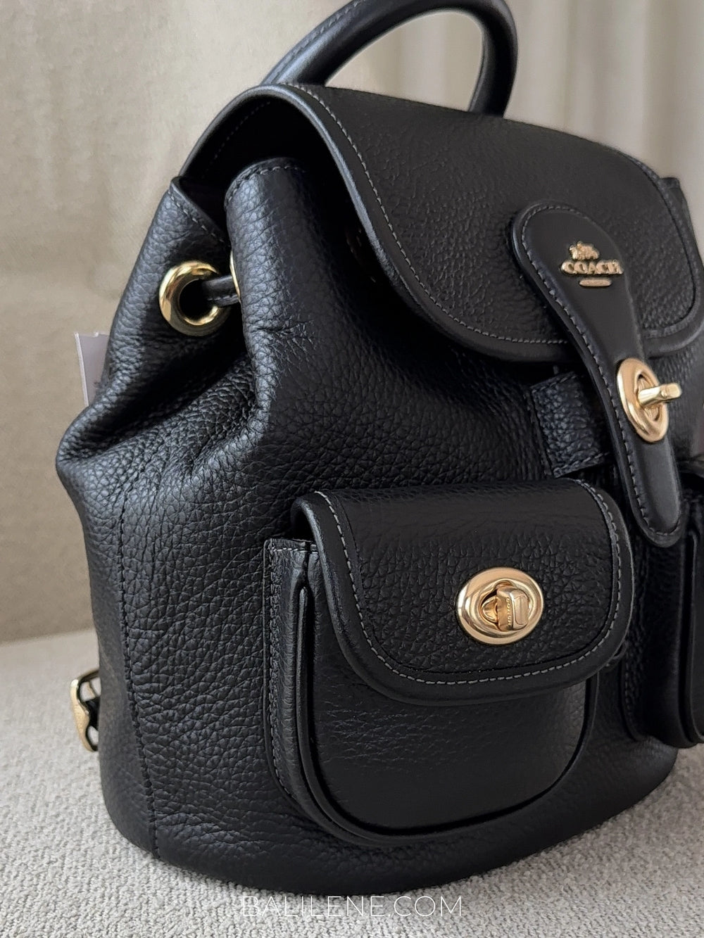 detail-samping-Coach-Hadley-Backpack-Black-balilene