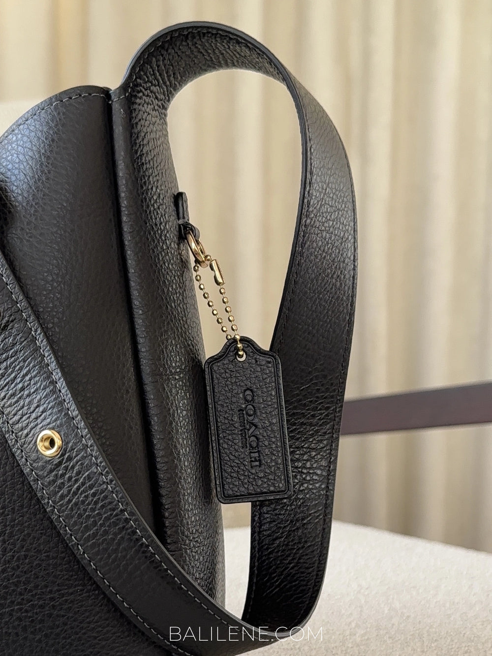 detail-samping-Coach-Hadley-Convertible-Crossbody-Bag-Black-balilene