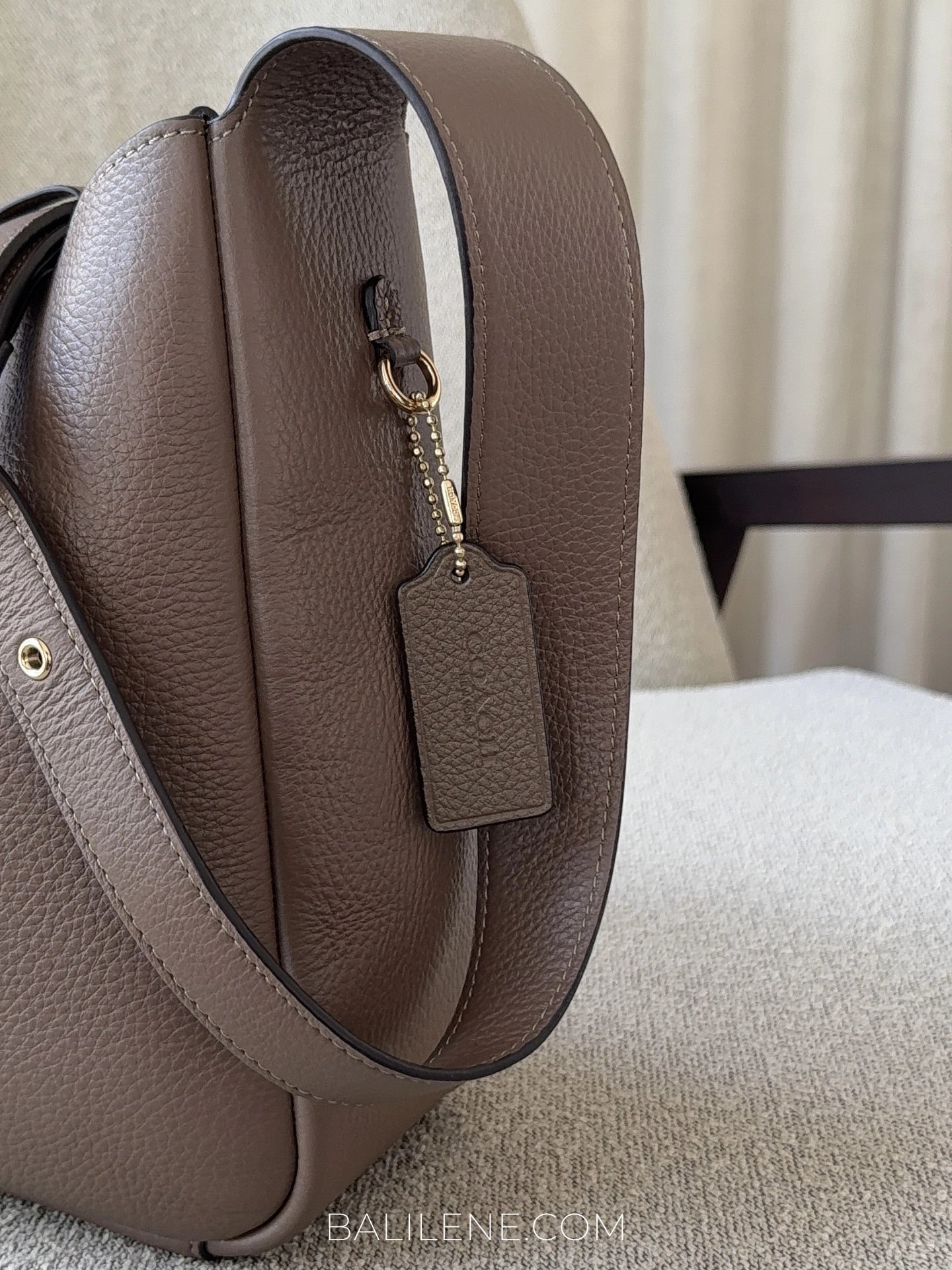 detail-samping-Coach-Hadley-Convertible-Crossbody-Bag-Dark-Stone-balilene