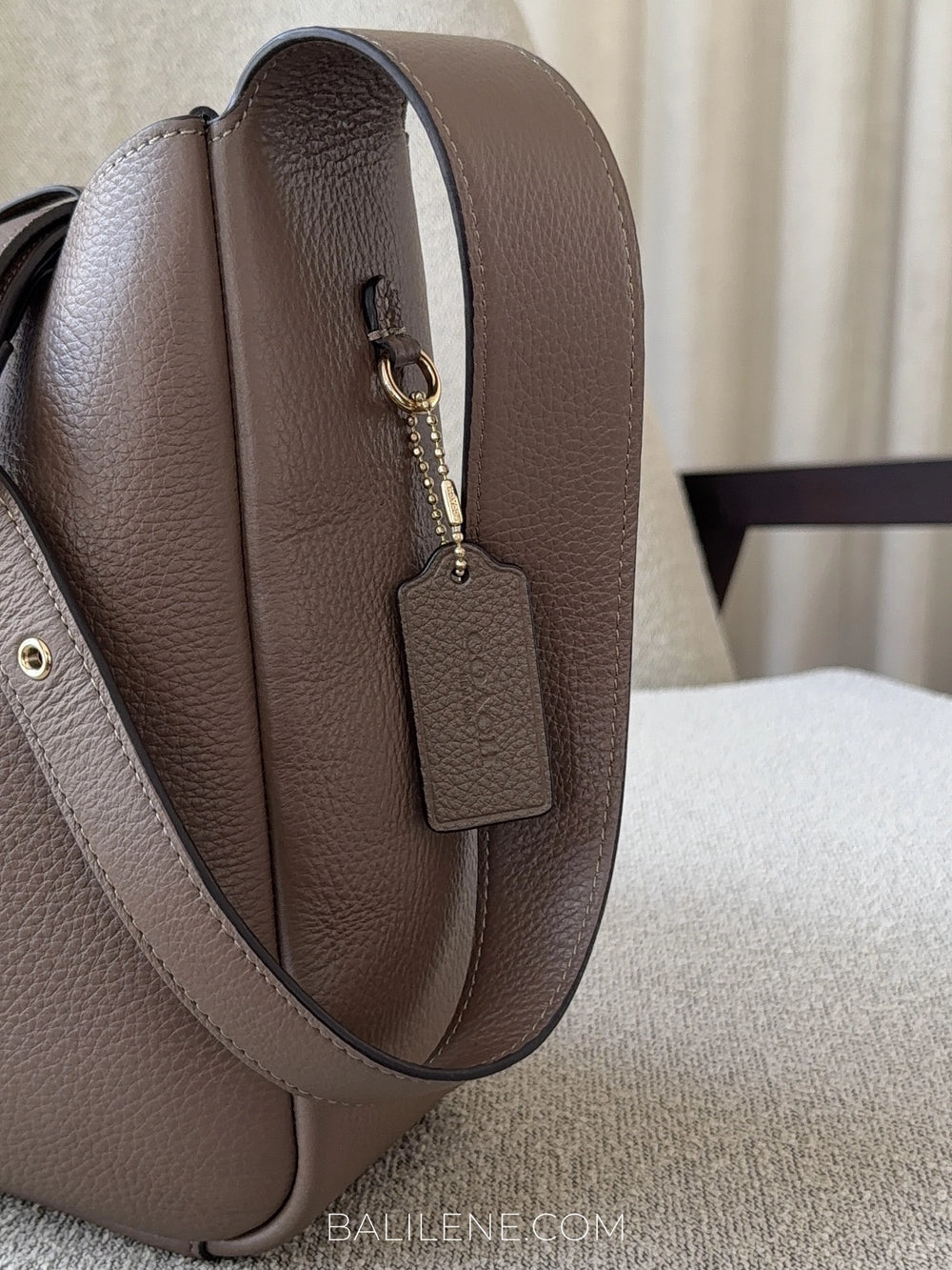 detail-samping-Coach-Hadley-Convertible-Crossbody-Bag-Dark-Stone-balilene