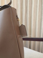 detail-samping-Coach-Hadley-Large-Shoulder-Bag-Dark-Stone-balilene