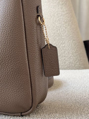 detail-samping-Coach-Hadley-Mini-Crossbody-Bag-Dark-Stone-balilene