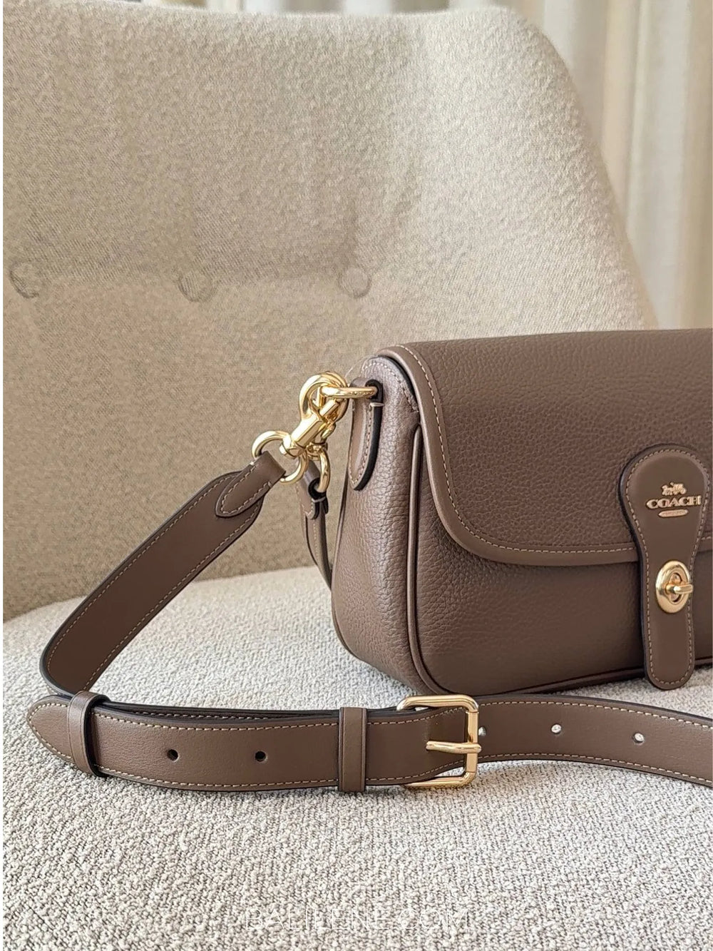 detail-samping-Coach-Hadley-Shoulder-Bag-Dark-Stone-balilene