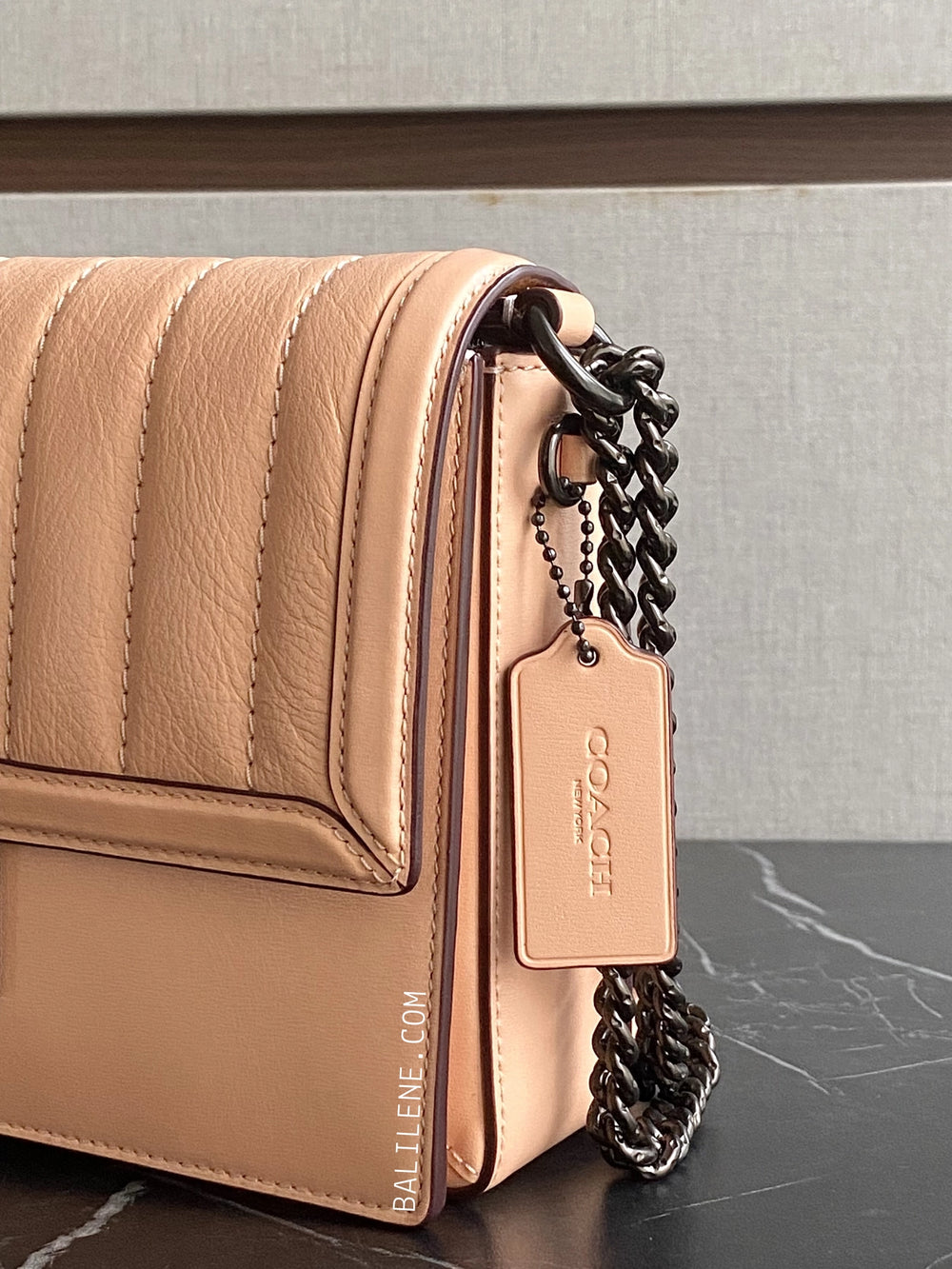 detail-samping-Coach-Hutton-Shoulder-Bag-In-Souffle-Quilted-Leather-Faded-Blush-balilene