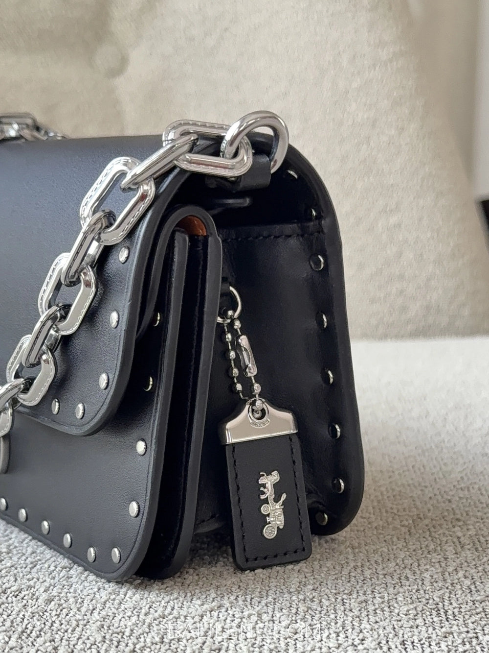 detail-samping-Coach-Idol-Bag-23-With-Rivets-Black-balilene