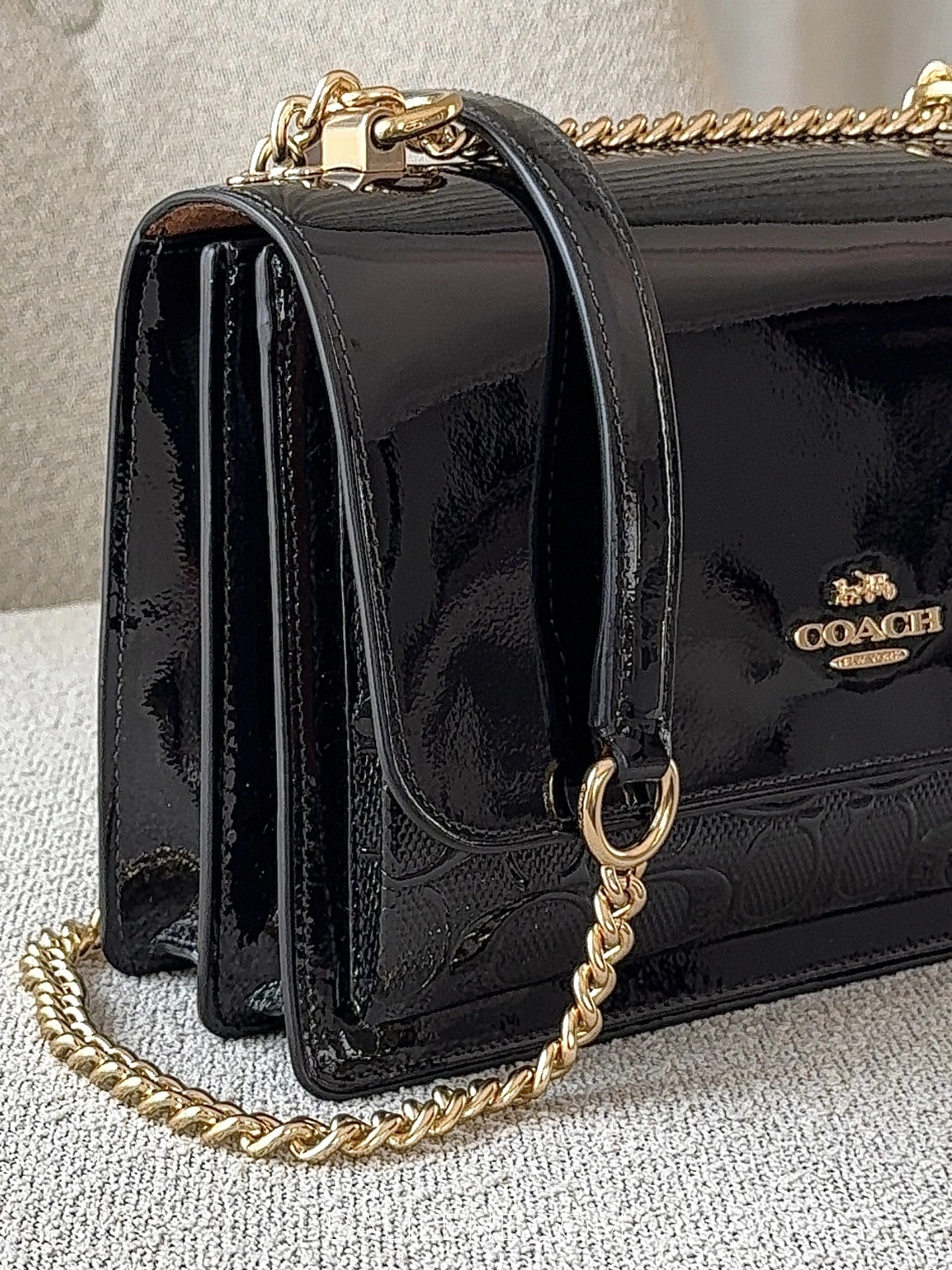 detail-samping-Coach-Klare-Crossbody-Bag-In-Signature-Patent-Leather-Black-balilene
