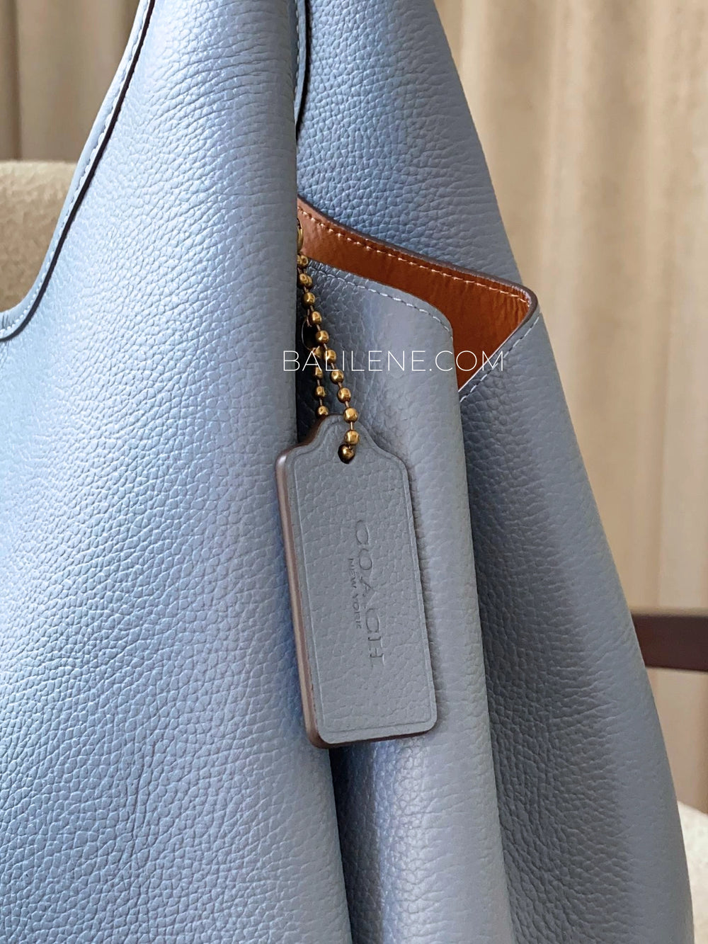 detail-samping-Coach-Lana-Shoulder-Bag-Pebble-Leather-Bluebell-balilene