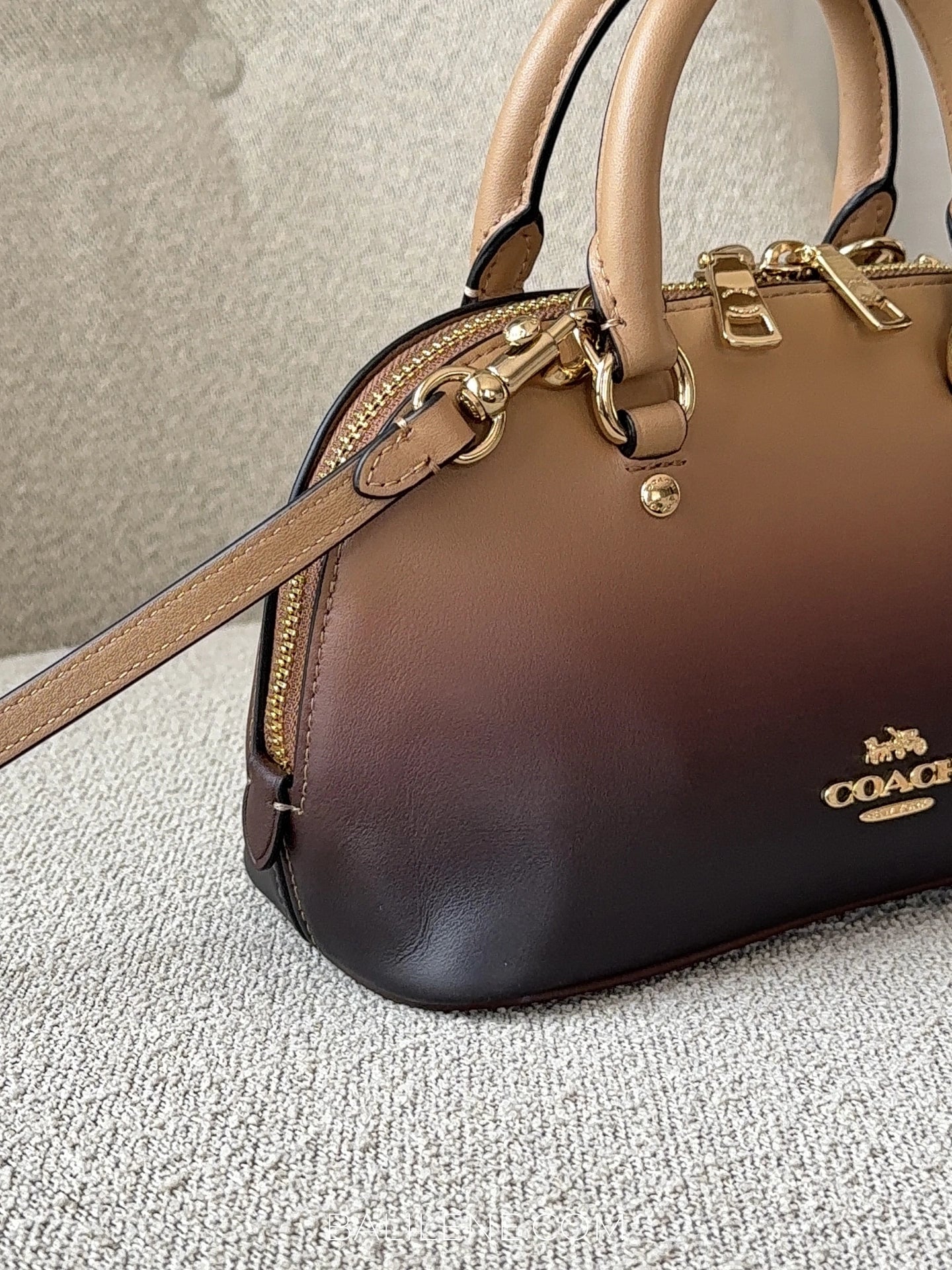 detail-samping-Coach-Lara-Mini-Satchel-Bag-With-Ombre-Gold-Latte-balilene