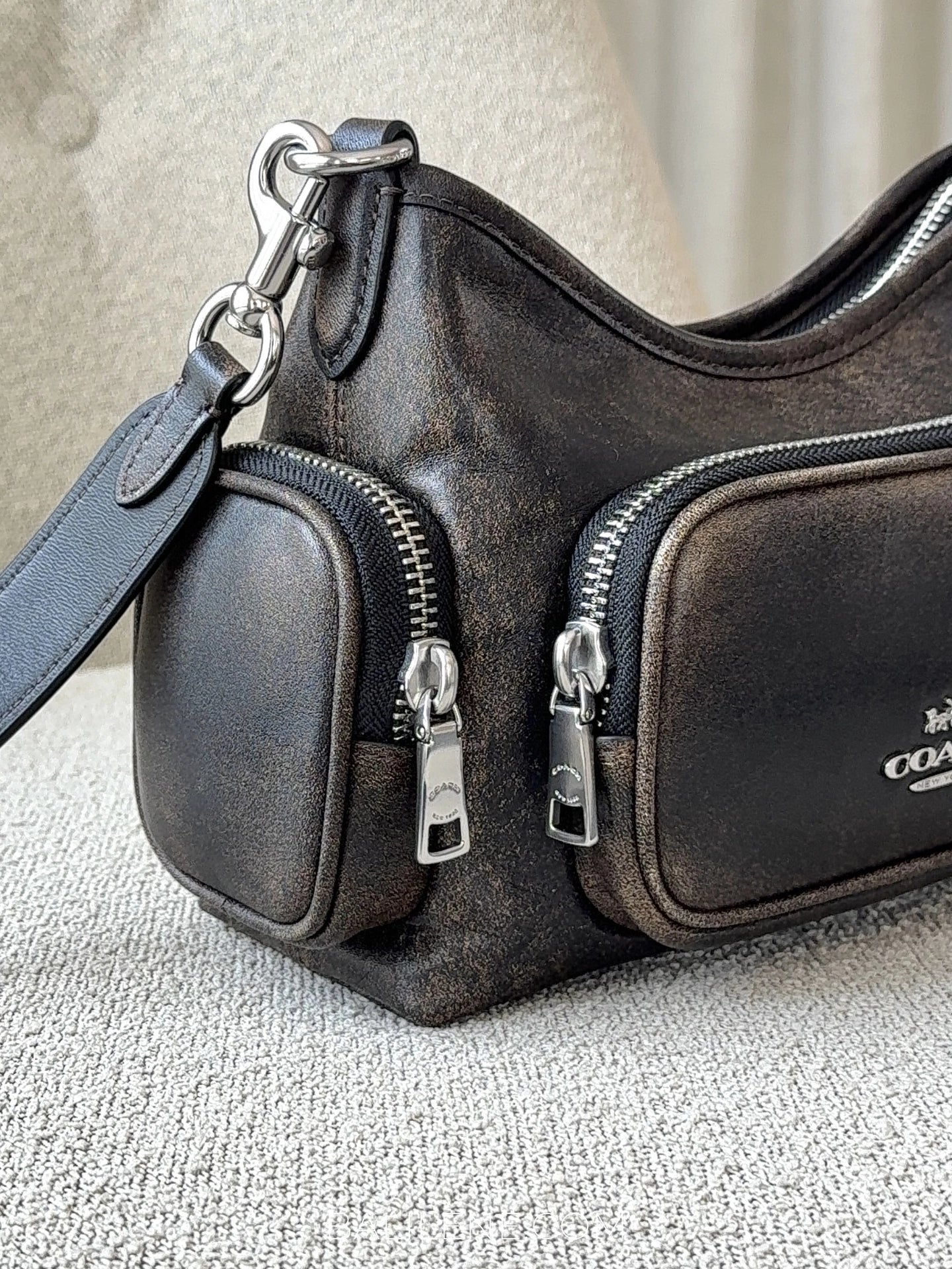 detail-samping-Coach-Laurel-Shoulder-Bag-22-With-Pockets-In-Loved-Leather-Black-Brown-balilene