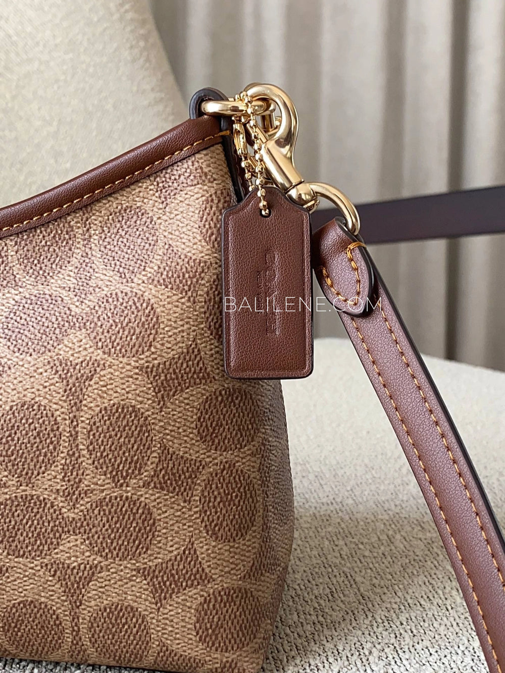 detail-samping-Coach-Laurel-Small-Shoulder-Bag-In-Signature-Canvas-Tan-Brown-balilene