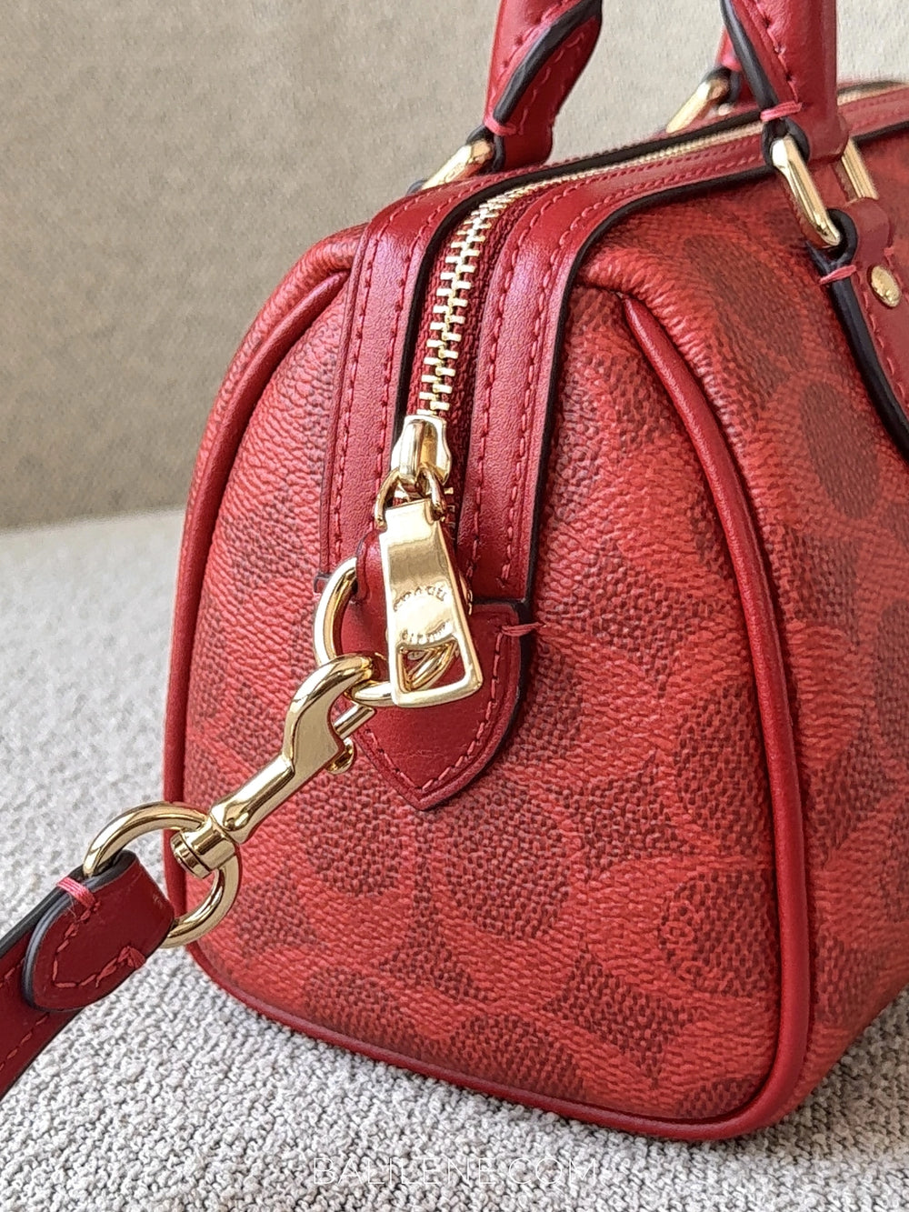 detail-samping-Coach-Mini-Rowan-Crossbody-Bag-In-Signature-Canvas-Crimson-balilene