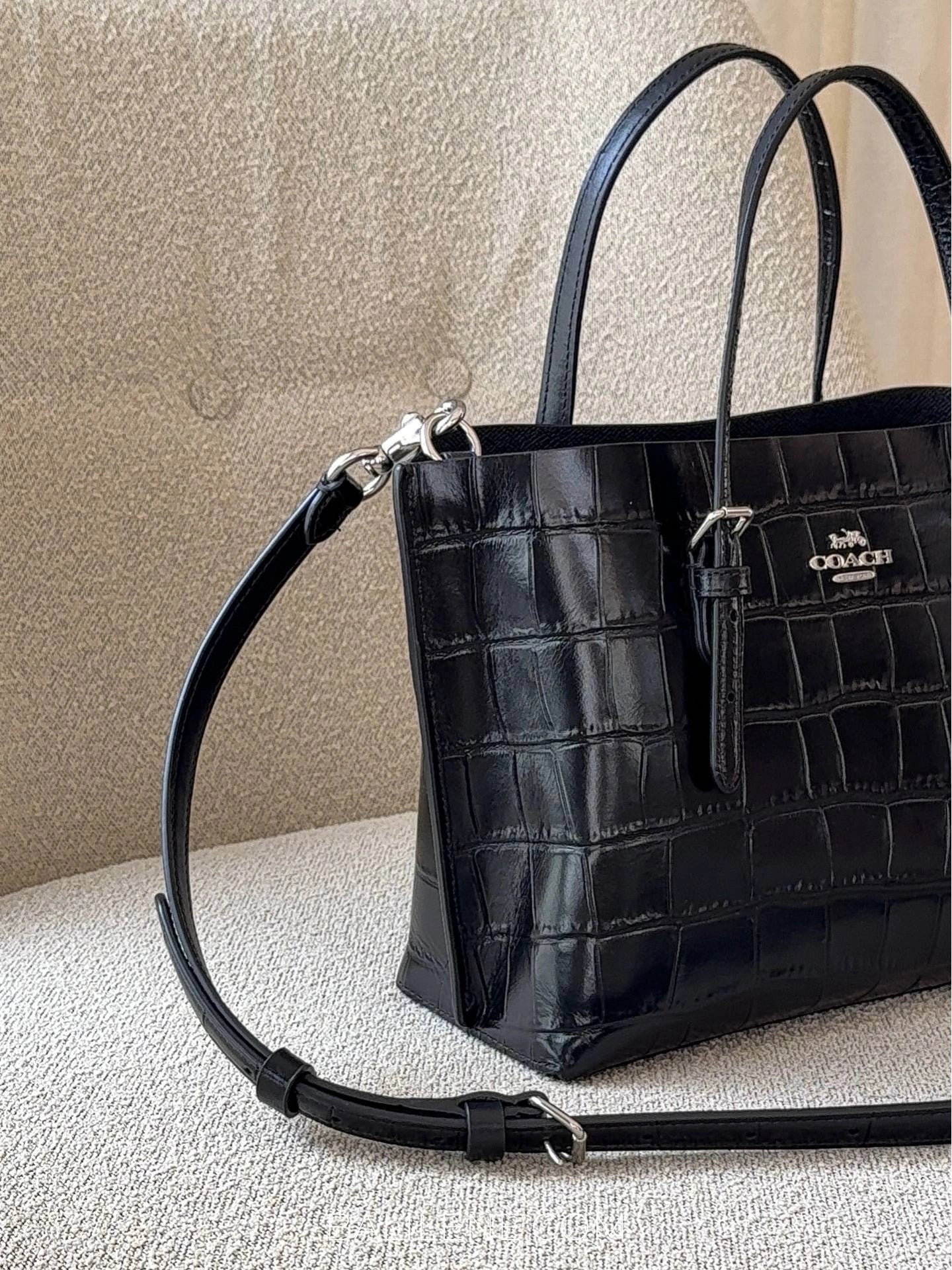 detail-samping-Coach-Mollie-Tote-Bag-25-Crocodile-Embossed-Black-balilene