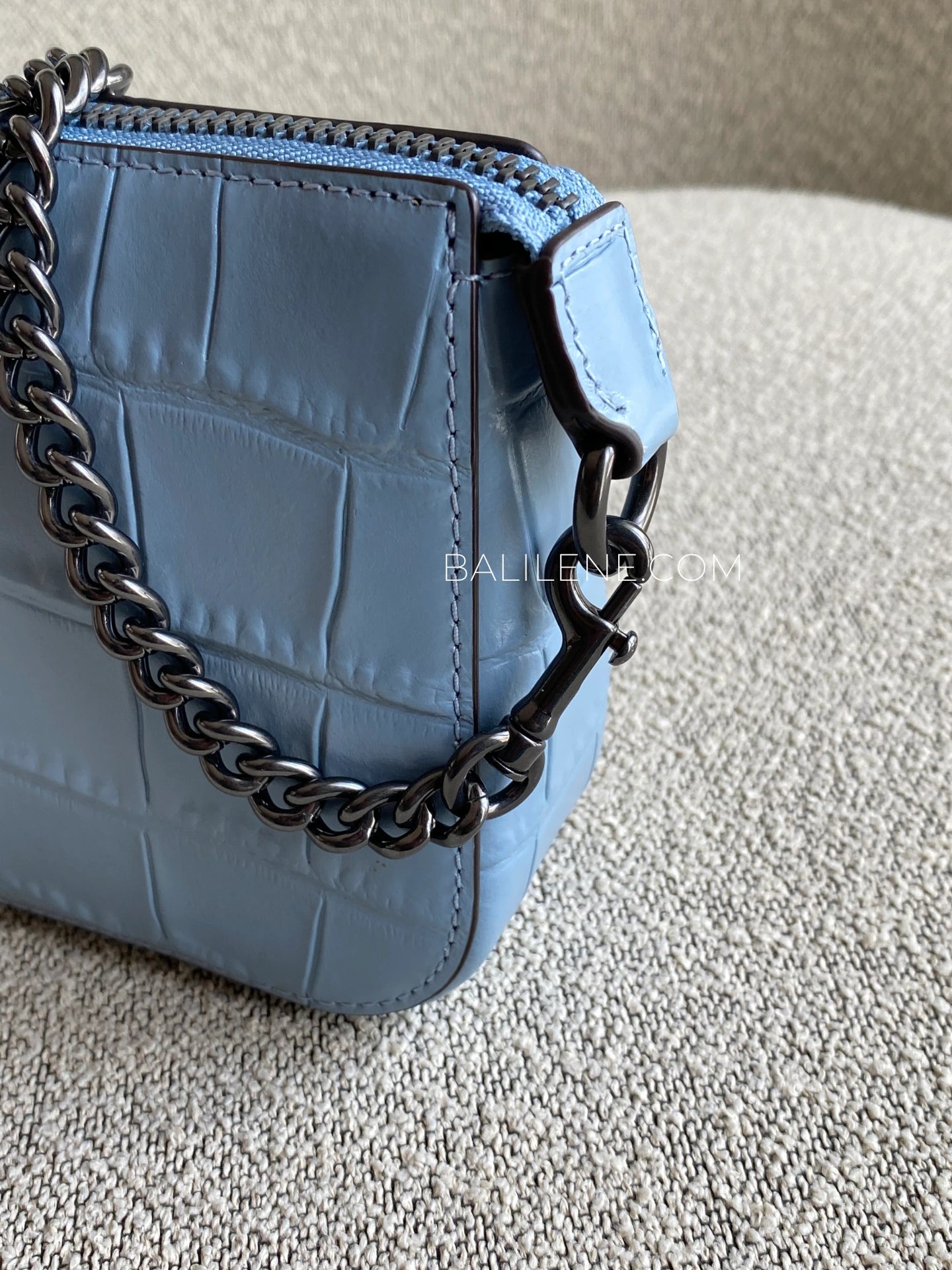 detail-samping-Coach-Nolita-19-Crocodile-Embossed-Leather-Cornflower-Blue-balilene