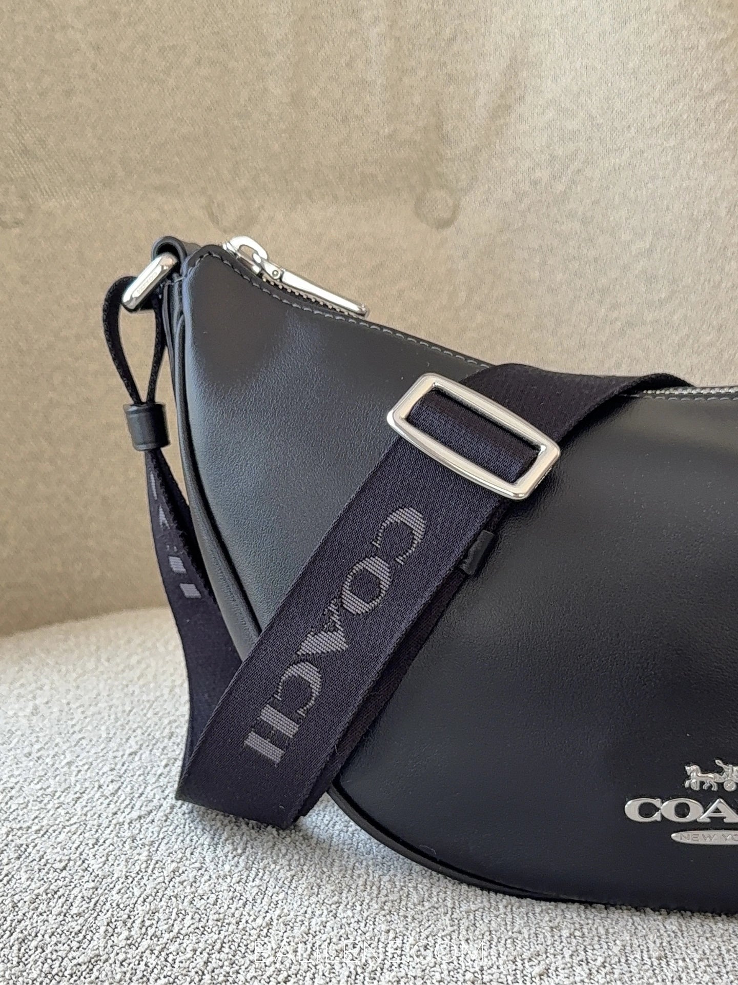 detail-samping-Coach-Pace-Shoulder-Bag-Black-balilene