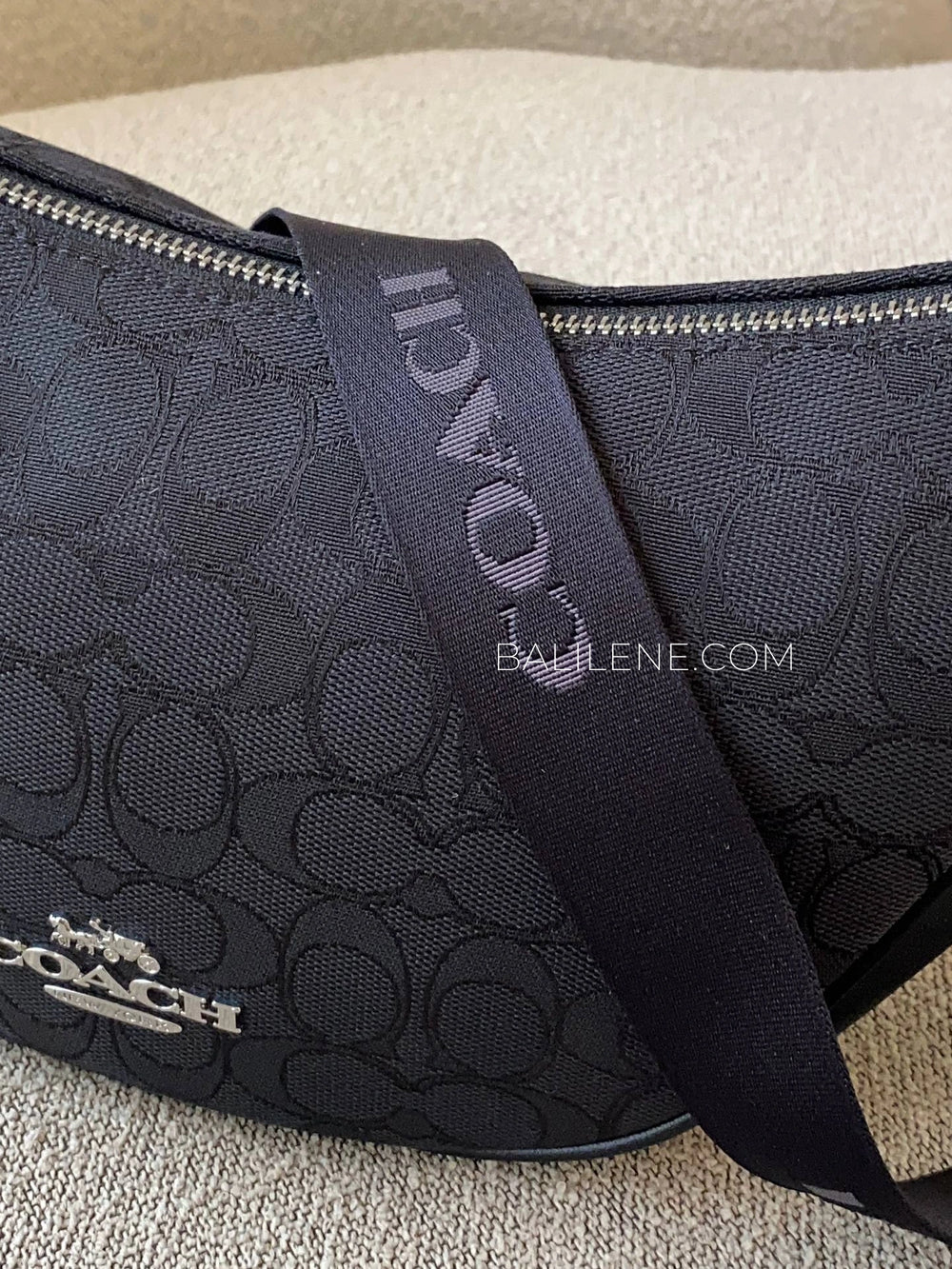 detail-samping-Coach-Pace-Shoulder-Bag-In-Signature-Jacquard-Black-balilene
