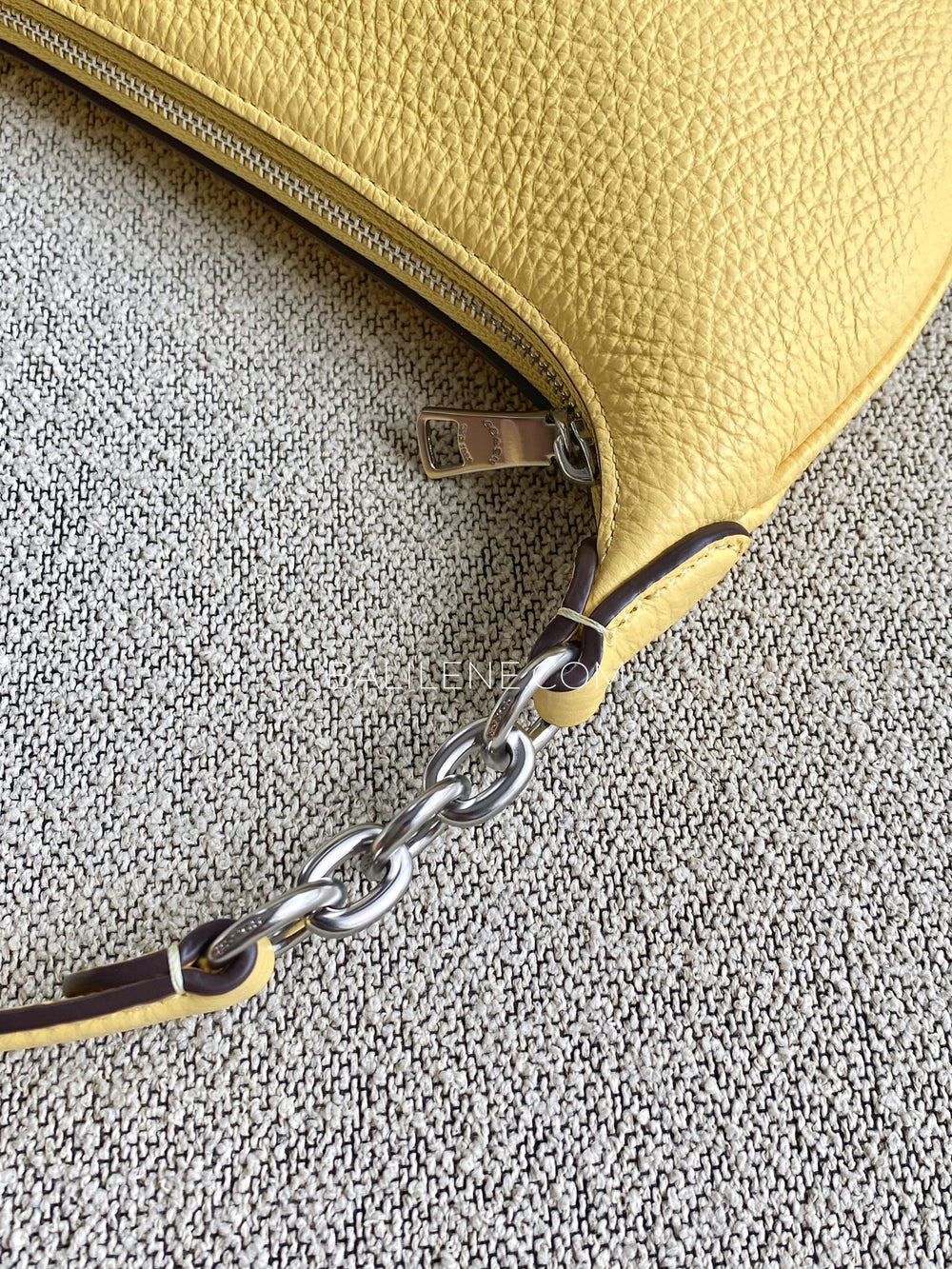detail-samping-Coach-Payton-Mini-Pebbled-Leather-Daisy-balilene