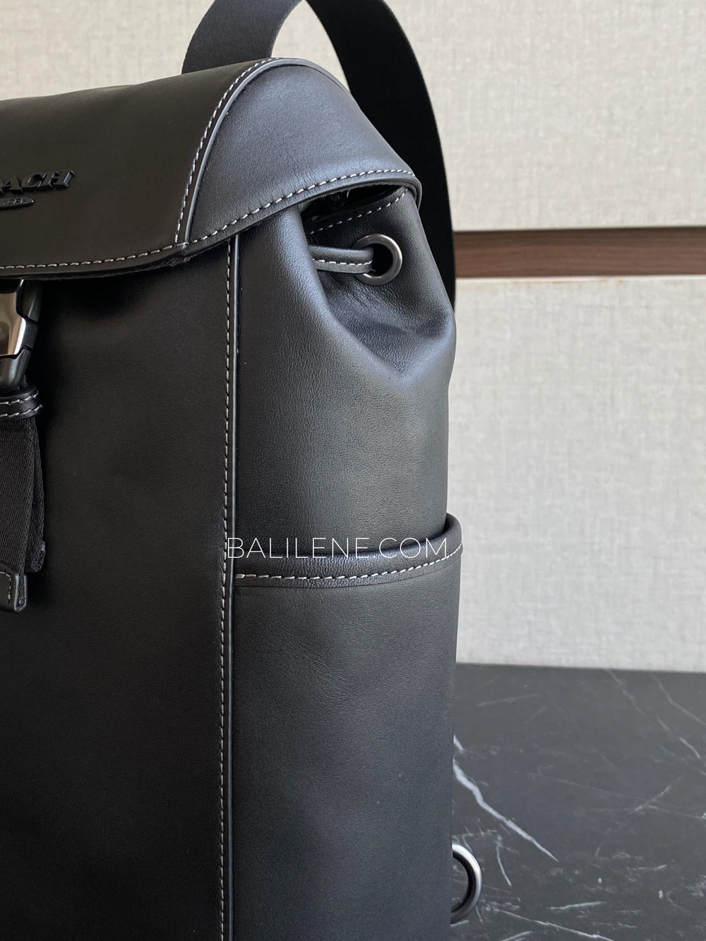 detail-samping-Coach-Racer-Pack-Leather-Black-balilene
