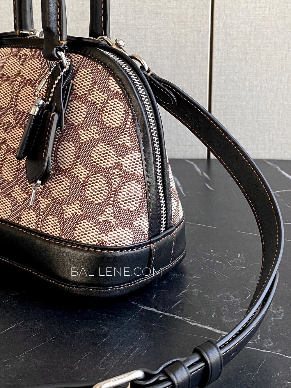 detail-samping-Coach-Ravel-Bag-24-In-Signature-Textile-Jacquard-Cocoa-Black-balilene
