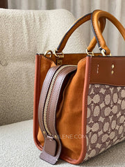 detail-samping-Coach-Rogue-25-In-Signature-Textile-Jacquard-Cocoa-Burnished-Amber-balilene
