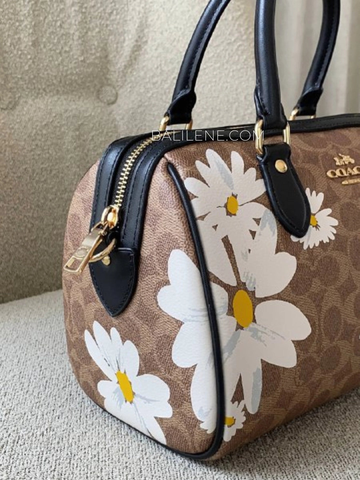 detail-samping-Coach-Rowan-Satchel-Bag-In-Signature-Canvas-With-Floral-Print-Tan-Multi-balilene