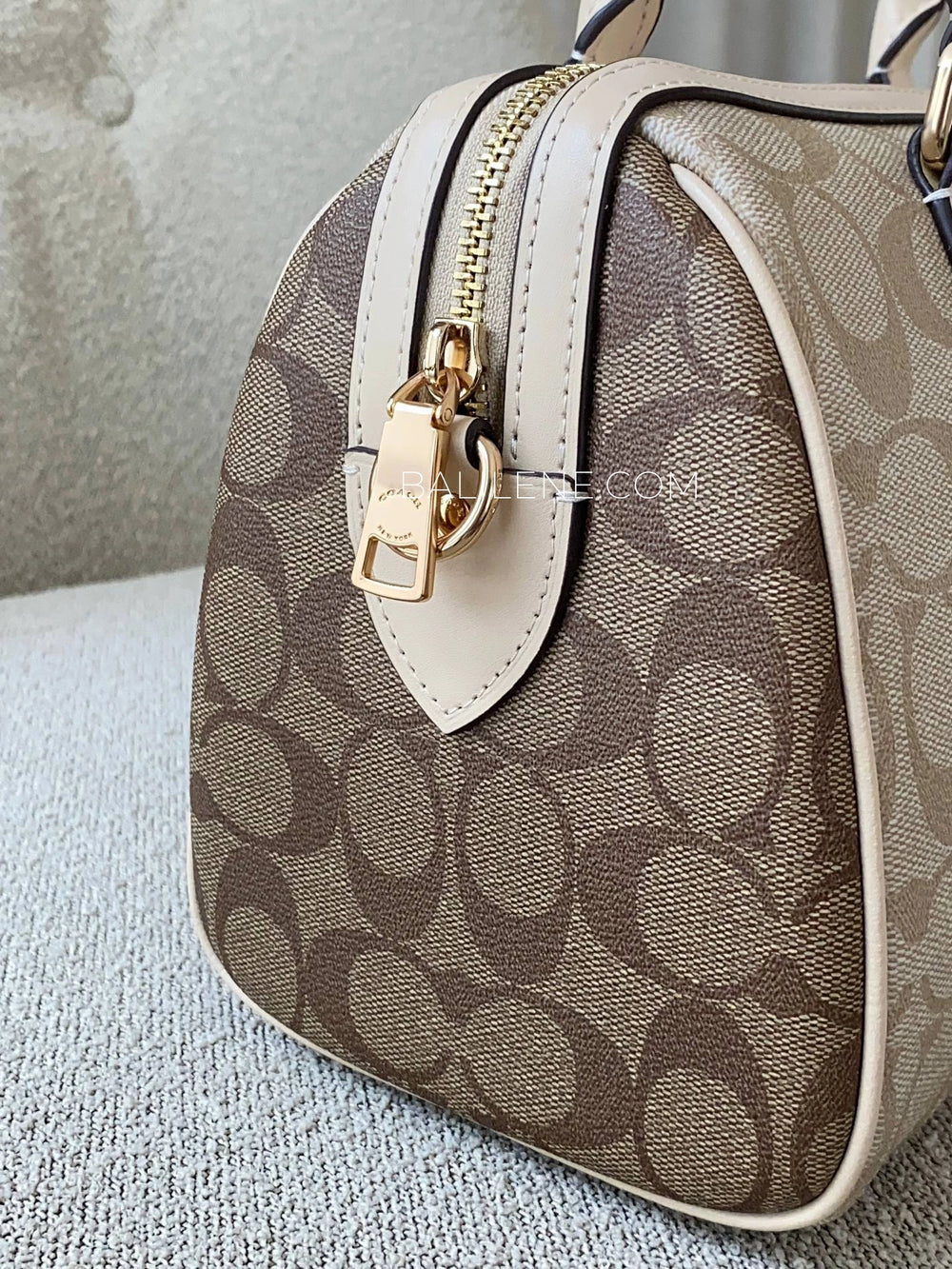 detail-samping-Coach-Rowan-Satchel-In-Blocked-Signature-Canvas-Light-Khaki-Multi-balilene