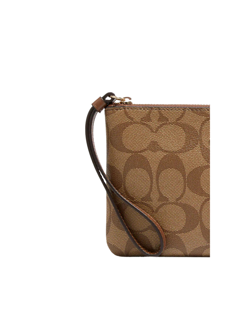 detail-samping-Coach-Signature-Large-Corner-Zip-Khaki-Saddle