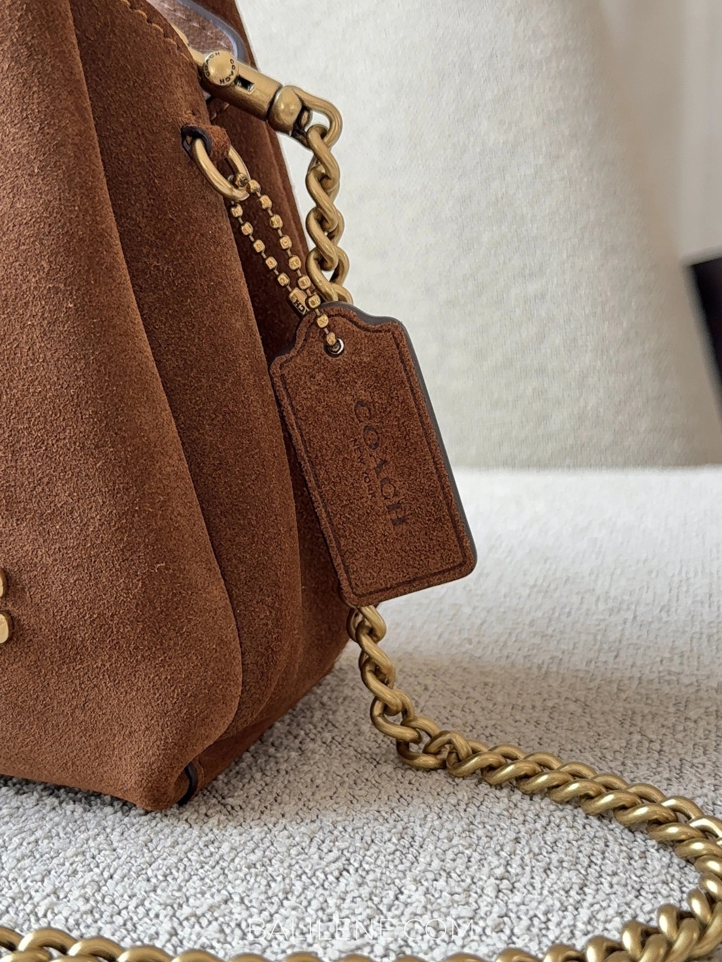 detail-samping-Coach-Suede-Lana-Shoulder-Bag-19-Warm-Brown-balilene