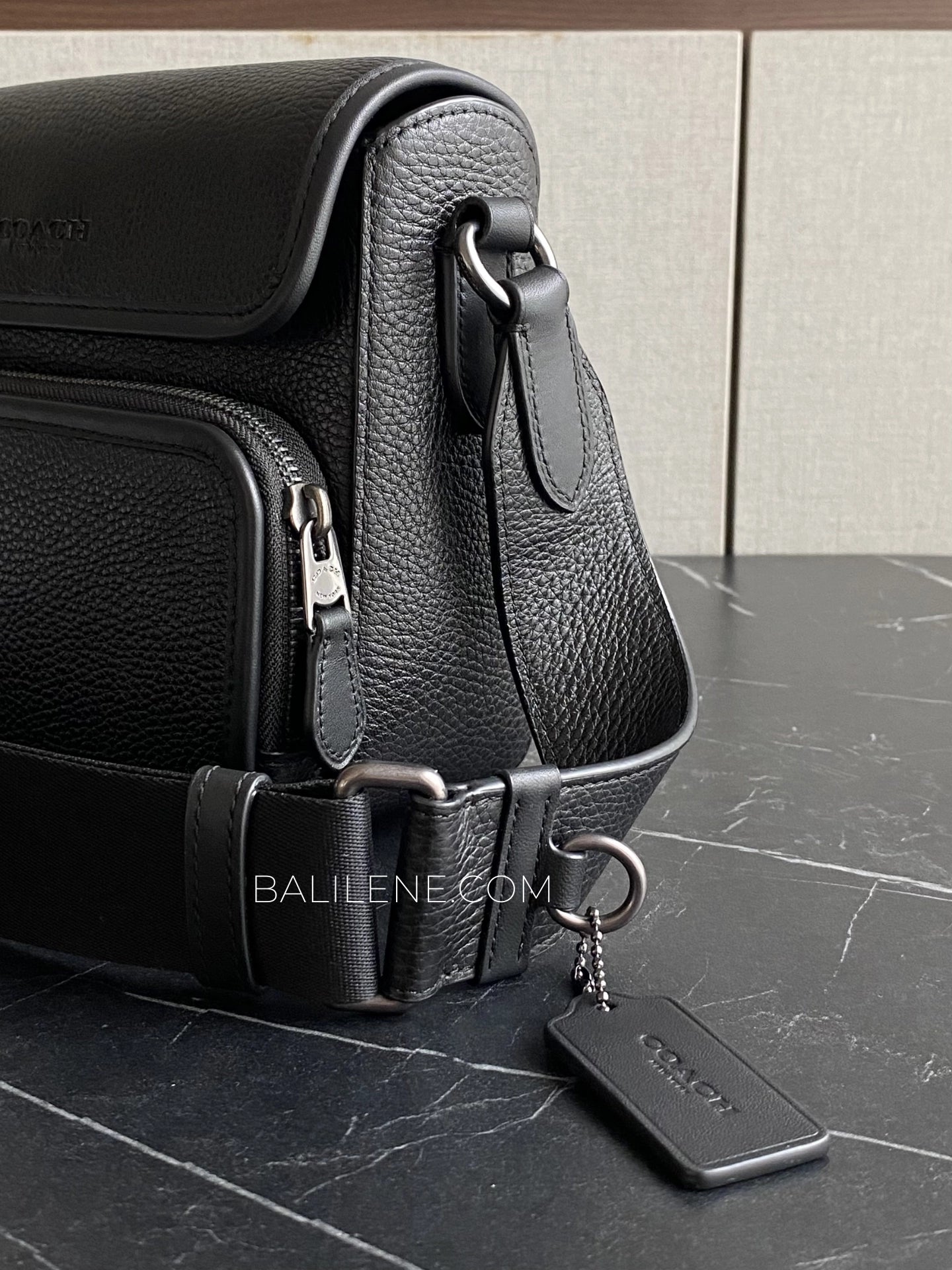 detail-samping-Coach-Sullivan-Flap-Crossbody-Bag-Black-balilene