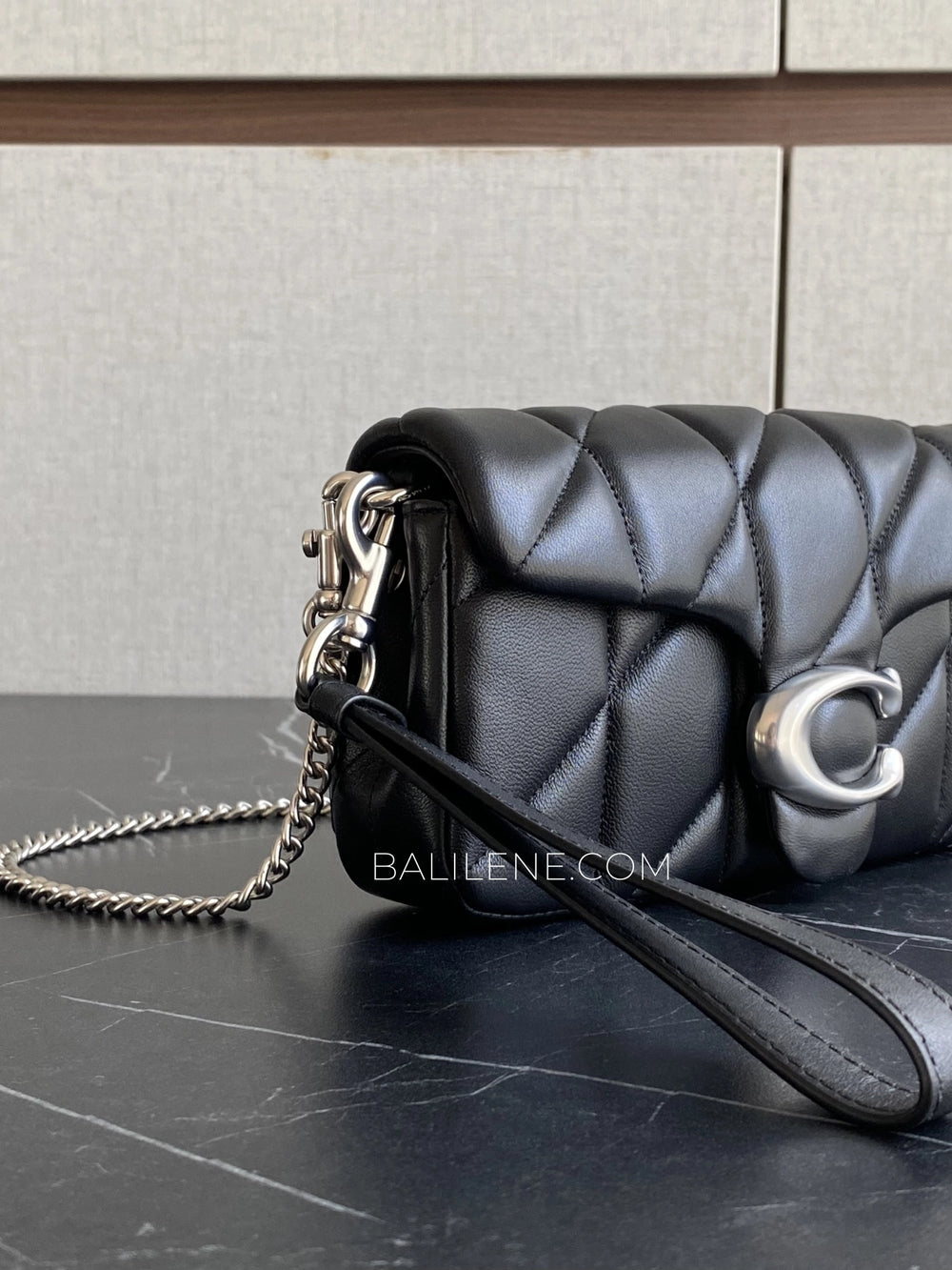 detail-samping-Coach-Tabby-Chain-Crossbody-Bag-19-With-Quilting-Black-balilene