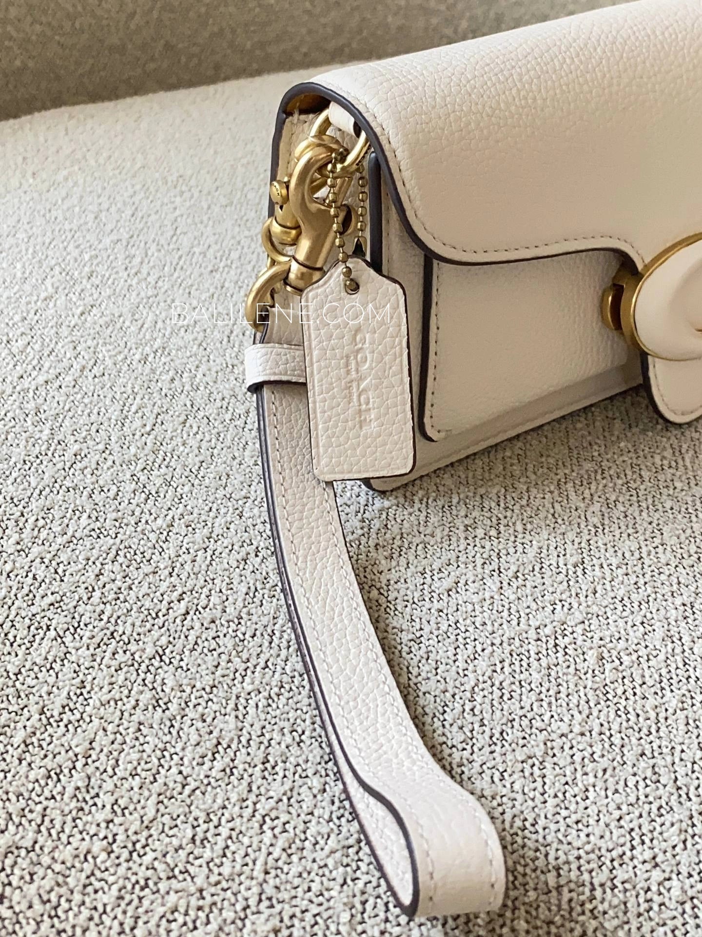 detail-samping-Coach-Tabby-Crossbody-Wristlet-Chalk-balilene
